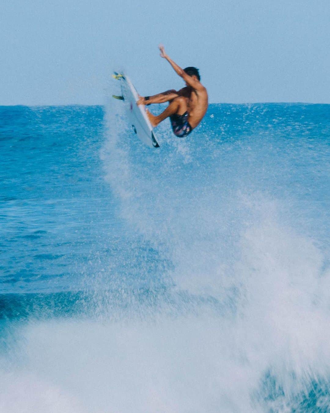 クイックシルバーのインスタグラム：「Fortune favours those that give good fortune to others, and in this case that means @riowaida_ making the @wsl cut in his rookie year on the world tour.   Congrats Rio, it’s been a honour watching you grow from a grom at Kuta beach to taking down the worlds best. You’re an inspiration for kids around the world and a real embodiment of good karma 🔮🌏」