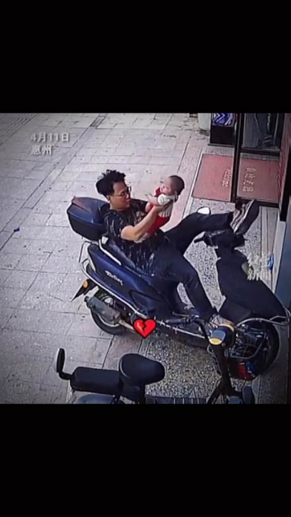 Funny Videosのインスタグラム：「Superman Dad. The baby is Ok.👍」