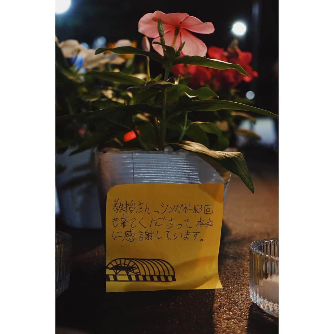 eriさんのインスタグラム写真 - (eriInstagram)「昨日の @d2021_official  は越智くん　@ochiyasutaka と話をして、越智くんがステージにただ花を飾るのでなく、みなさんに苗を持って帰ってもらって 身近な場所に植えてもらったら？と言ってくれて そうしよう！と、たくさんの 花の苗を用意しました  終わりがけに ふと、坂本さんのポスターの下にあった花苗にメモがついているのをみつけた  私はまだ子供だった頃に 茂一 @moichi_kuwahara のDictionary のなかで 坂本さんの原発反対の運動やそれについてのインタビューなどに触れていた。今思えば、私の社会運動への興味関心はあそこから始まったんだなと、自分の活動をしながらよく思い返してた。  シンガポールへ3回来てくれて 感謝してるこの方と 社会運動へ導いてくれて感謝してる私の気持ちも みーんな 昨日 水が蒸発して空に昇るように 届いてたらいいなあ 届いた気がするなあ  後日談としてこの花苗は 北山さん @ktymmasakazu が お持ち帰りになってたとのことでそれもなんだかむねあつだった 🪴  #神宮外苑の樹木伐採に反対します」4月23日 22時43分 - e_r_i_e_r_i
