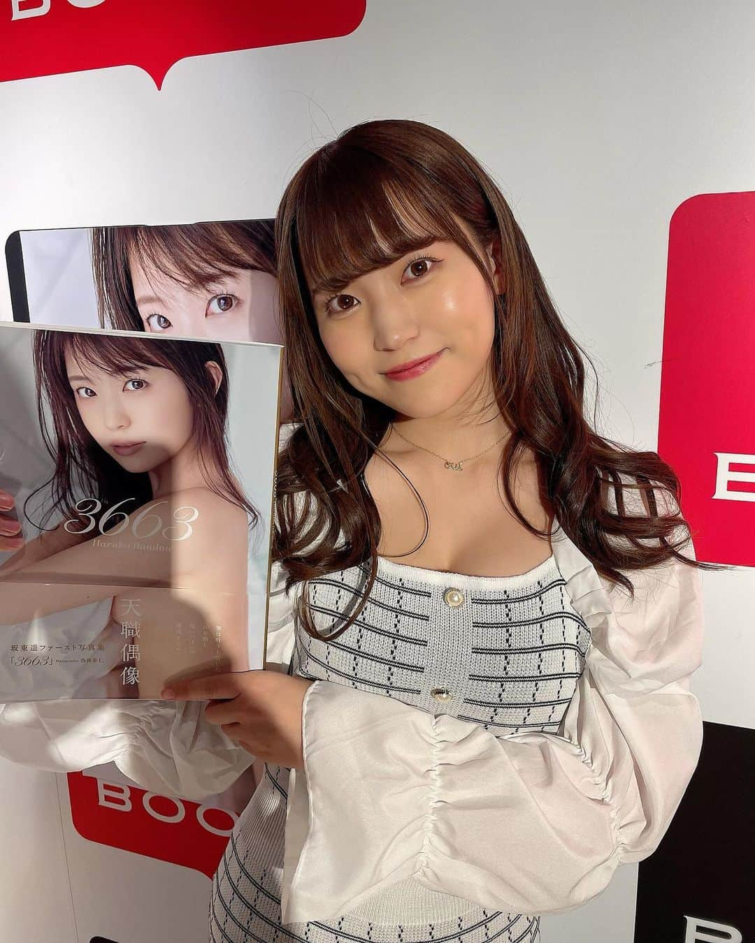 坂東遥のインスタグラム：「🛒🏅📔  初めての写真集イベント どきどきでしたが 無事終えました🤍  HMV & BOOKS SHIBUYAに 足を運んでくれたみなさん ほんとうにありがとう☀️  初めての方、 いつも応援してくれるみんな、 久しぶりの方、  自分でもびっくり驚きなぐらい 今日は色んな皆様のお顔が見れて 直接、写真集をお渡しできて  新しい感情にもなったり、、  とっても幸せでした🍀  素敵な写真集がたくさんある中で 自分の写真集も置いて頂ける日が来るとは、、いまだに信じられなくてとってもうれしいです🥲  ぜひHMVさんや本屋さんで 見つけてください☺︎！  5/6は大阪▷名古屋を 回らせていただくのでぜひ お待ちしてます📔🏳  メロンパンのエプロン スタイリストさんが手作りで 用意して下さりました🍈🍞 かわいすぎてお家でも愛用します🍳  #写真集 #グラビア #ワニブックス」