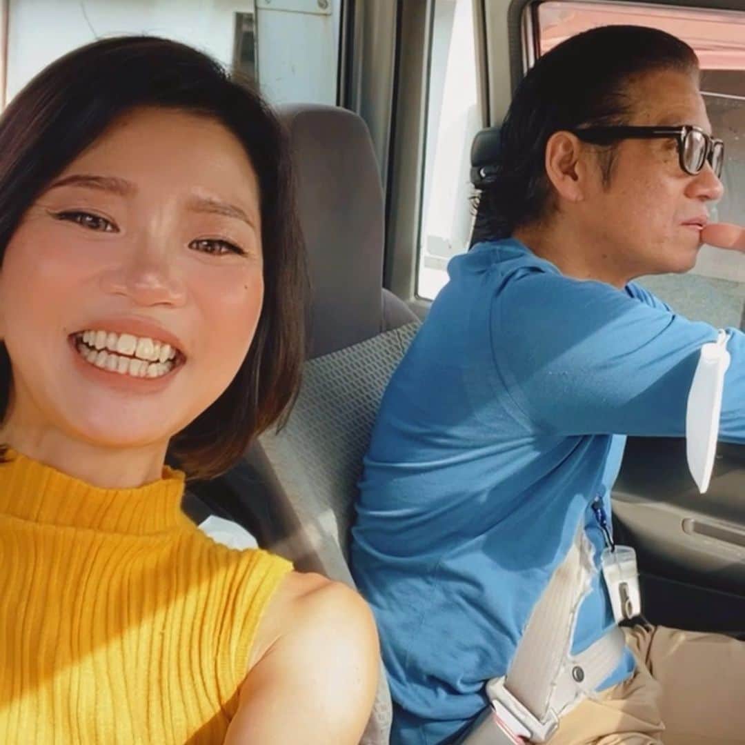 のインスタグラム：「水谷鮮魚店トラックで 送って貰えて嬉しそうな ボブ花澤と父の勝蔵💁🏾‍♂️ 水谷fish号って呼んでます🐟 いつもお洒落だねっ📸 皆んな結構イケてるのに 妹も母も父も カメラ向けてもこっちを向かない。 私と撮るのが嫌なのかも🤣🤣🤣🤣笑笑  #父 #還暦 #京都 #帰省 #ヘアカット #kyoto #京都 #京都のほうが暑かった日 #ツーショットの限界値 #魚屋の実父」