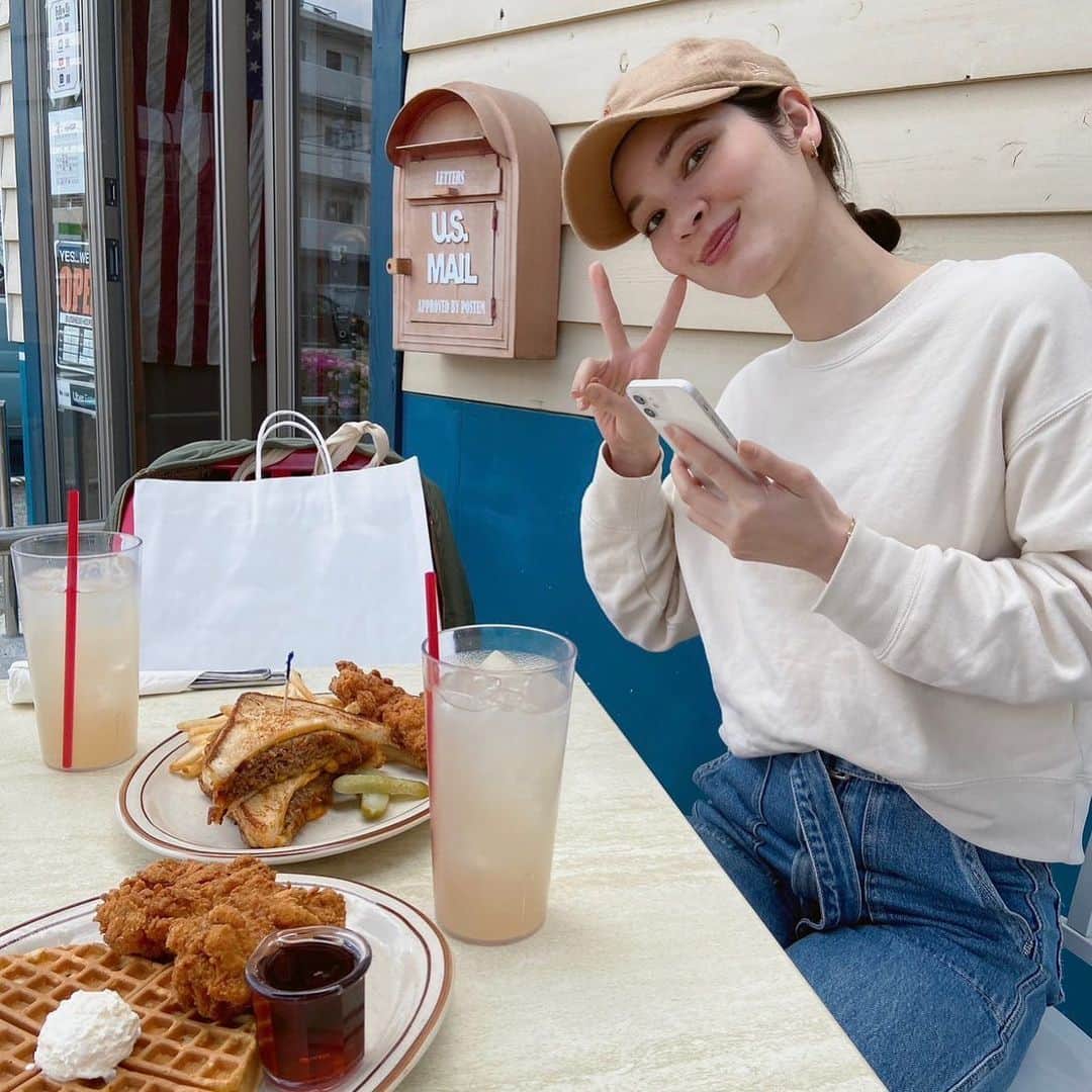 のインスタグラム：「😚✌︎」