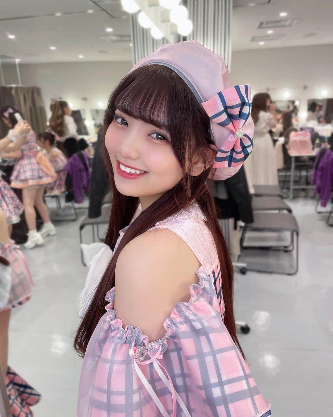 石田萌依のインスタグラム：「⁡ ⁡ 本日はヴィレヴァン渋谷と神田スクエアでの対バンありがとうございました૮ . ̫ . ა ⸝꙳ ⁡ 新髪飾り私は帽子にしてみました🐈🎀 どうですか似合ってますか🥹🤍 ⁡ たくさんの他に見ていただけて嬉しかったです〜( ｰ̀֊ｰ́ )✧来てくれてありがとう🪄 ⁡ ⁡ ⁡  #miao#いいね返し#f4f#followme#03  #Japanese#Chinese #ハーフ#Japan#自撮り#JK#アイドル#偶像#猫耳#ねこみみ#アイドル衣装#黒髪#ハーフツイン#タワーレコード#リリイベ#リリースイベント#帽子#対バン#ベレー帽#チェック」