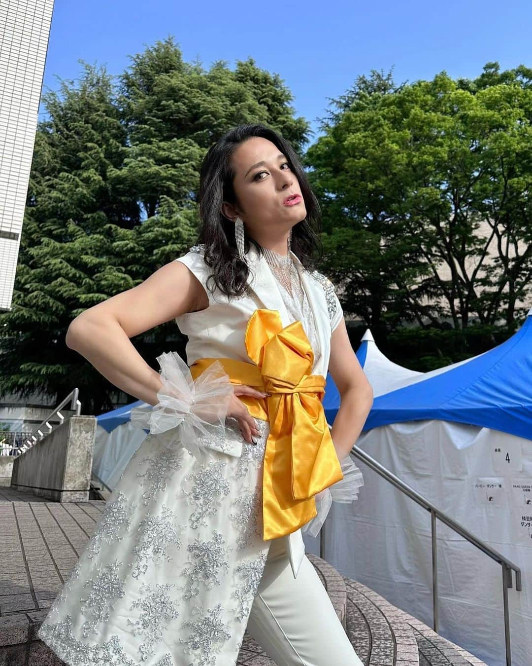 HIDEKiSMのインスタグラム：「本日は #東京レインボープライド2023 にご来場いただき、ライブに参加していただきありがとうございました🌈✨ このイベントへの出演は今年で3回目になるのですが、メンバー一同毎年とても楽しみで、そしてとても大切にさせていただいてるイベントの１つなので今年も出演させていただけてとても嬉しかったです🥹❤️  私たちの歌や、アーティスト性、パフォーマンスに乗せる想いが、1番マッチングするイベントなんじゃないかと勝手に自負しております。てへ。  多種多様、個性豊か、十人十色。 人は誰1人として同じ人はおらず、あなたという存在自体が特別。 だからもっと自分らしく！ 解き放って！  そんなメッセージを感じずにはいられないこのイベントはいつも自由でカラフルで。優しくて力強くて、だけど丁寧で。 そんな空間にいつもこちらが元気をもらっております🌈  "並べた Celebrities 綺麗だよね。  でもみんなあなたにはなれないの  すごい事じゃない？"  人と比べては落ち込んで、羨んでは僻んで指を加えて。 空気吸うように嘘ついて自分を隠して、人に気を使っては媚びて。  私自身そんな時期もあったんですけど。  ある時なんかもう色々どうでも良くなって、面倒くさくなって。 もう全部を捨てる覚悟でありのままの自分を曝け出して、自分らしく生きるようになったら  なんだかとても楽になったんですよね。  とにかく歌いたい！ 歌わせてくれるなら何でもやるわ！  それだけを軸に歌を歌い続けてたら、気づけばこんなにも一緒に豪華ネェサンを一緒に踊ってくれて、Symphonyを一緒に歌ってくれる仲間が増えました。  自由であることは、 自分らしく生きるということは、自己中心的に自分だけの意見を押し通して、人様の気も知れず迷惑をかけて、人様を蹴落としてでものし上がるとか そういうことではないんですよね。 (誰もがわかっとるがな)  自由であるということは、 自分らしく生きるということは、 自己実現の為に、誰が為に自分自身で選択できるということなんですよね。  誰の人生でもない。 あなただけの人生。 あなたの為だけの人生。  それを大事な人と折り合いをつけながら、自己実現を目指すことなんじゃないかなって思うんです。  辛い選択の時もありますよね。 人生だもの。 何か失う時もありますよね。 人生だもの。  けど何か失うと何か得るんですよね🫶 激カワなお洋服や、前よりももっと自分にあったコスメが見つかったりなんかして👗💄ｷｬｯ  そんな日々を過ごしながら、家族や仲間、素敵なパートナーと何度も何度も何度でも折り合いを付けながら、自己実現を目指す為に一つ一つ決断して選択して、一分一秒でも笑顔が溢れる人生になることが理想だなって思います。  それってただのきれいごと？  いいんです。きれいごとで。  きれいごとは理想論で、理想論は目標。 目標は夢で、その夢を叶える為に励むんだと思うんです。  きっとそうやって人々が平和になるようにって、昔の人は明日を夢見て生きてきたんじゃないかしら。  お陰様で平和だよね。日本って。  だったら伝染させましょう。 幸福を人にうつしましょ。 幸福は伝染するということが科学的に証明されたんですって。 何それ素敵。  だって人生一回だしさ。 楽しみたいじゃん。 そこに素敵な相手や、気の合う仲間がいれば更に最高。 それはみんな一緒だと思うのよ。  そんな幸福に向かう日々の生活や自己実現を目指す皆様の船旅の、ほんの一部にでも「エンガブ」の存在があって、笑顔になる瞬間があったらいいなって思っています。  歌の力を借りて。 音楽の力を借りて。  なんだか語りたくなっちゃったそんな夜でした。  皆様の人生が素晴らしい日々になりますように。  HAPPY PRIDE🌈  #ENViiGABRIELLA #HIDEKiSM #エンガブ  #ヒデキズム #ENGA部 #エンガ部 #TRP2023 #TokyoRainbowPride」