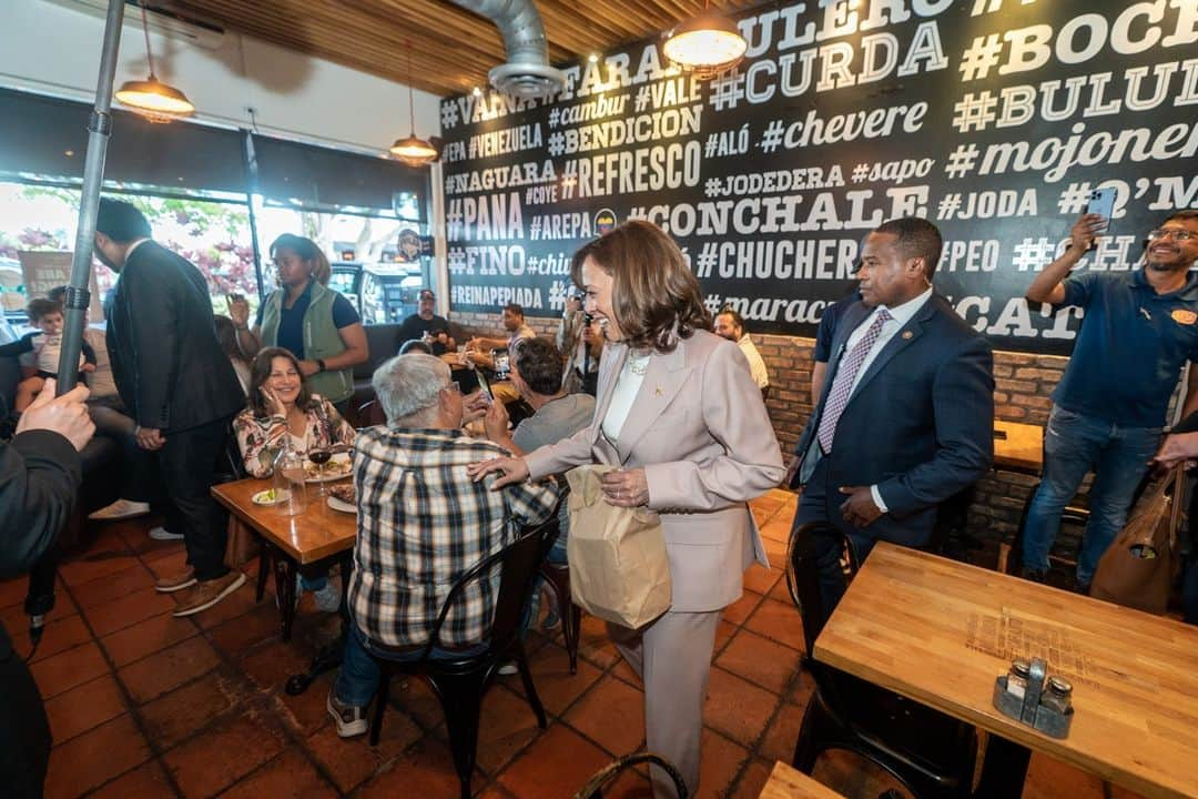 ジョー・バイデンさんのインスタグラム写真 - (ジョー・バイデンInstagram)「I stopped by Doggi’s Arepa Bar in Miami to try their famous arepas. Small businesses like this one are the backbone of our nation.」4月23日 22時52分 - vp