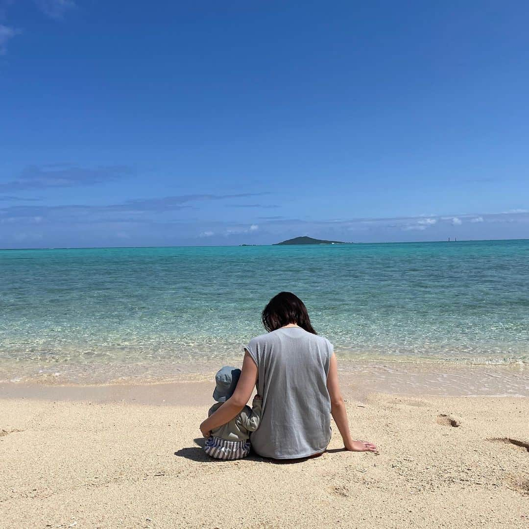 奈津美さんのインスタグラム写真 - (奈津美Instagram)「おうちゃんにとって 初めての海は宮古島の海♡  10年来のだいすきな場所に 息子を連れて行けて 感慨深いものがあったなぁ😮‍💨・°  まだ寒い時期で入れなかったから 次は海の中に入って 浮き輪使ってあそぼーうっ！  自然にたくさん触れさせたい！  #おうちゃん #成長キロク #9ヶ月男の子  #家族旅行　#子連れ旅行 #初めての海　#海コーデ #宮古島　#宮古島旅行  #赤ちゃんのいる暮らし #ママライフ #9months #hmkids  #babyboy」4月23日 22時55分 - natsumi_7.2.3