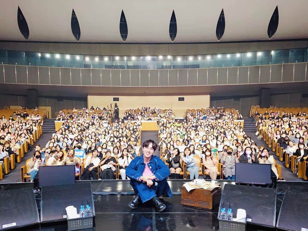 イ・ソクフンのインスタグラム：「우리의 15주년을 축하합니다. ⠀ 이틀간 행복했습니다. 이런 사랑받아도 되나 싶어요. ⠀ 처음 마음 변함없어요. 언제 그랬냐는 듯 조용해져도 같은 자리에서 갚아나가겠습니다. ⠀ 좋은 밤 되세요.. ⠀ ⠀」