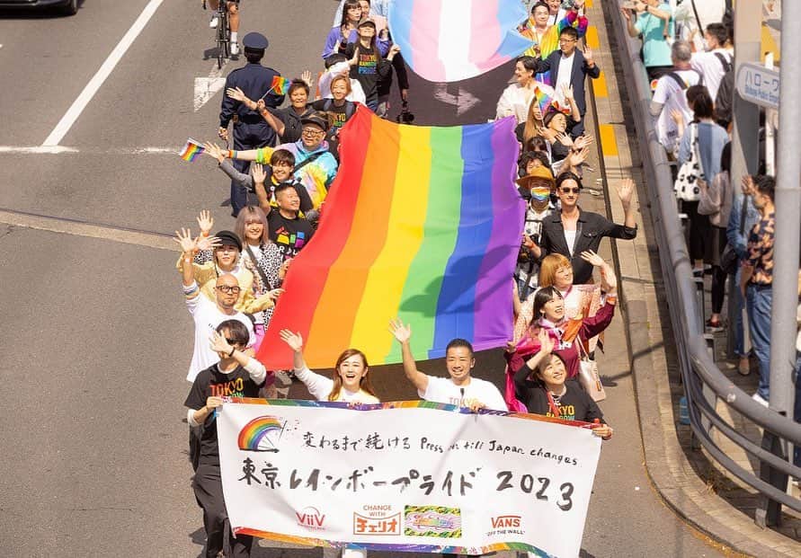 みたらし加奈さんのインスタグラム写真 - (みたらし加奈Instagram)「この週末、この場所でだけは、大好きな相手と手をつなげる。誰からも咎められず、自分らしくいることができる。ーそんな人は、この日本にまだまだたくさんいる。  10年前、当時の彼氏と一緒に「すごいね」と見ていたプライドパレード。まさかそのパレードの先頭で、旗を持って歩いている未来があるなんて、全く予想していなかった。少し歩いただけでも「みたらしさん」とか「加奈ちゃん」って声をかけてもらえる、ここがそんな場所になるなんて予想していなかった。  今年もみんなに会えて嬉しかった。この日を迎えるたびに、1年間よく頑張ってきたなと思える。この地獄を生き延びたんだなと思う。 Twitterを見ると色んな悲しい言葉で溢れていて、心が崩れそうになるときもあるけれど、今日見た景色を忘れずにまた1年を過ごしたい。  私の生きる糧は、立ちはだかるあらゆる差別と闘っていくこと。 制度の不平等をなくしていくこと。 そのためにはどんな手段だって試してみたい。  昨今ではトランスジェンダー当事者（特にトランス女性）への差別が激化している。今日、広げられた大きなトランスフラッグを見て、勇気をもらえた人はたくさんいるんじゃないかな。私もそのうちの1人。  当事者でない人たちに願うのは、「何度でも、味方だと表明してほしい」ということ。どうか当事者に闘わせないで。ネットに落ちているたくさんのデマを信じないで。しんどい思いをしている人をさらに追い詰めたり、議論の場に引っ張り出そうしないで。それだけは伝えたい。  🏳️‍🌈🏳️‍⚧️  体調もだいぶ良くなって、今日は本当にパワーをもらえました。腰が心配だから、休みやすみ回りました。パレードでは、涙ぐんでいる人もたくさん見た。私もずっとうるうるしながら歩いていました。声をかけてくれたみんな、本当にありがとう。  「あの場所"だけ"」じゃない社会のために。 変わるまで、続ける。  また来年、あの場所で会えることを楽しみにしています。  #trp #trp2023 #lgbtq #トランス女性は女性です  @tokyo.r.pride」4月23日 22時59分 - mitarashikana