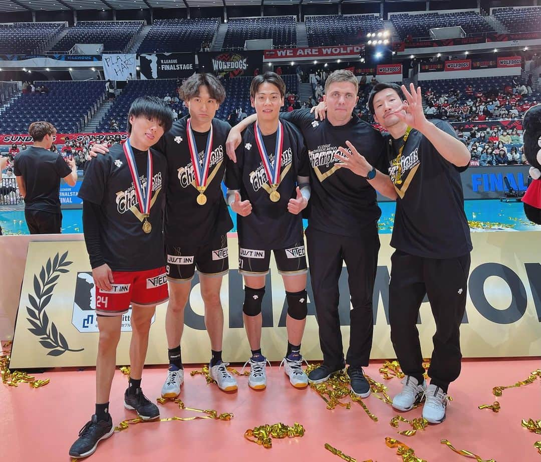 永露元稀のインスタグラム：「. ~2022-23 V.LEAGUE DIVISION 1 MEN~ 優勝🥇🏆 . 沢山の応援、メッセージなどありがとうございました🙇‍♂️ リベンジできて本当に本当によかった！ チームメイト、監督、スタッフに助けられ、 支えられてここまでこれたと思います！ 本当に感謝しかないです🙇‍♂️🙇‍♂️ . 1枚目も2枚目も96年➕one？？ . #vリーグ  #champion  #thankyou  #devilgeneration ➕#one」