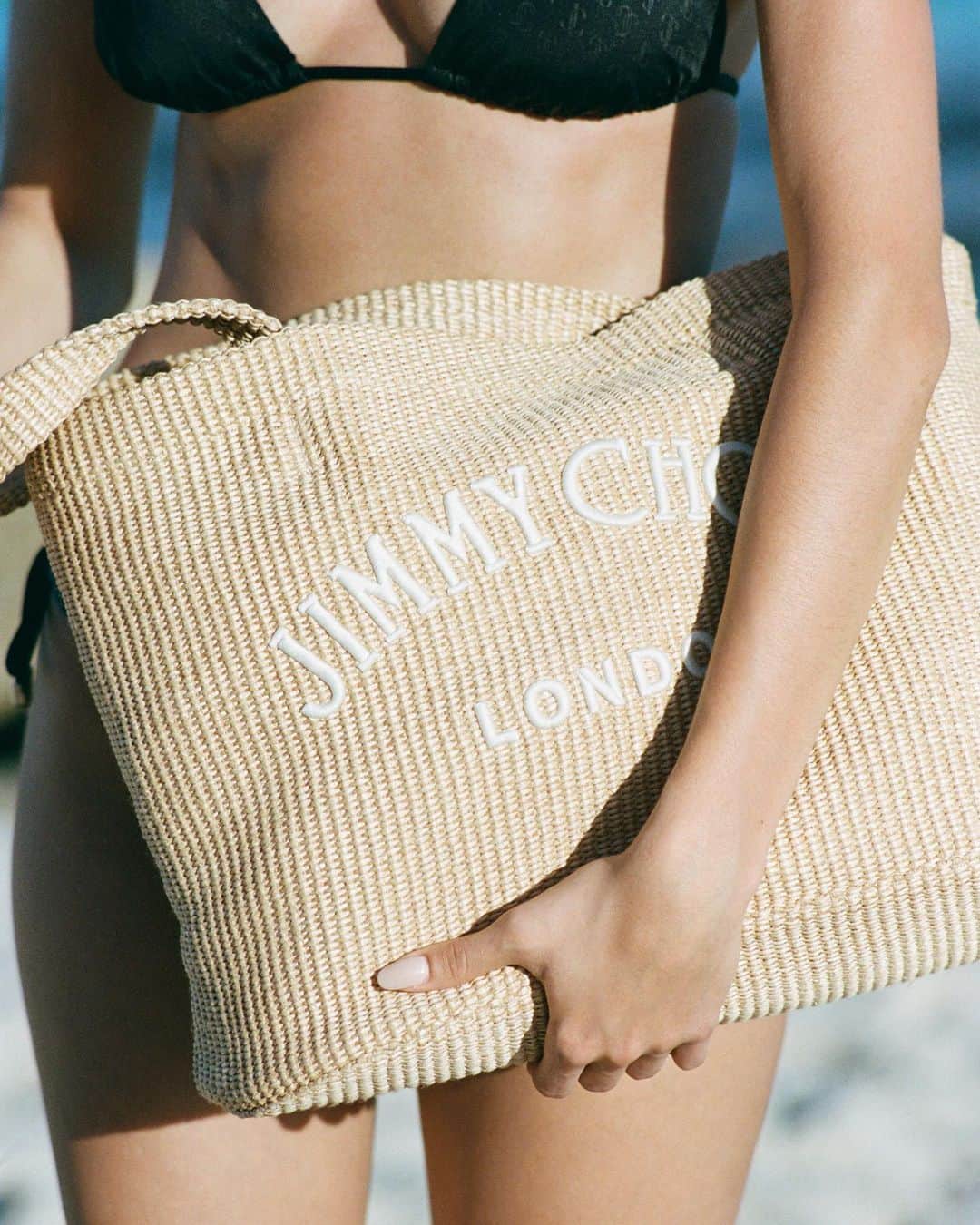 Jimmy Chooさんのインスタグラム写真 - (Jimmy ChooInstagram)「Namecheck: our signature Beach tote is this season's definitive piece #JimmyChoo」4月23日 23時00分 - jimmychoo