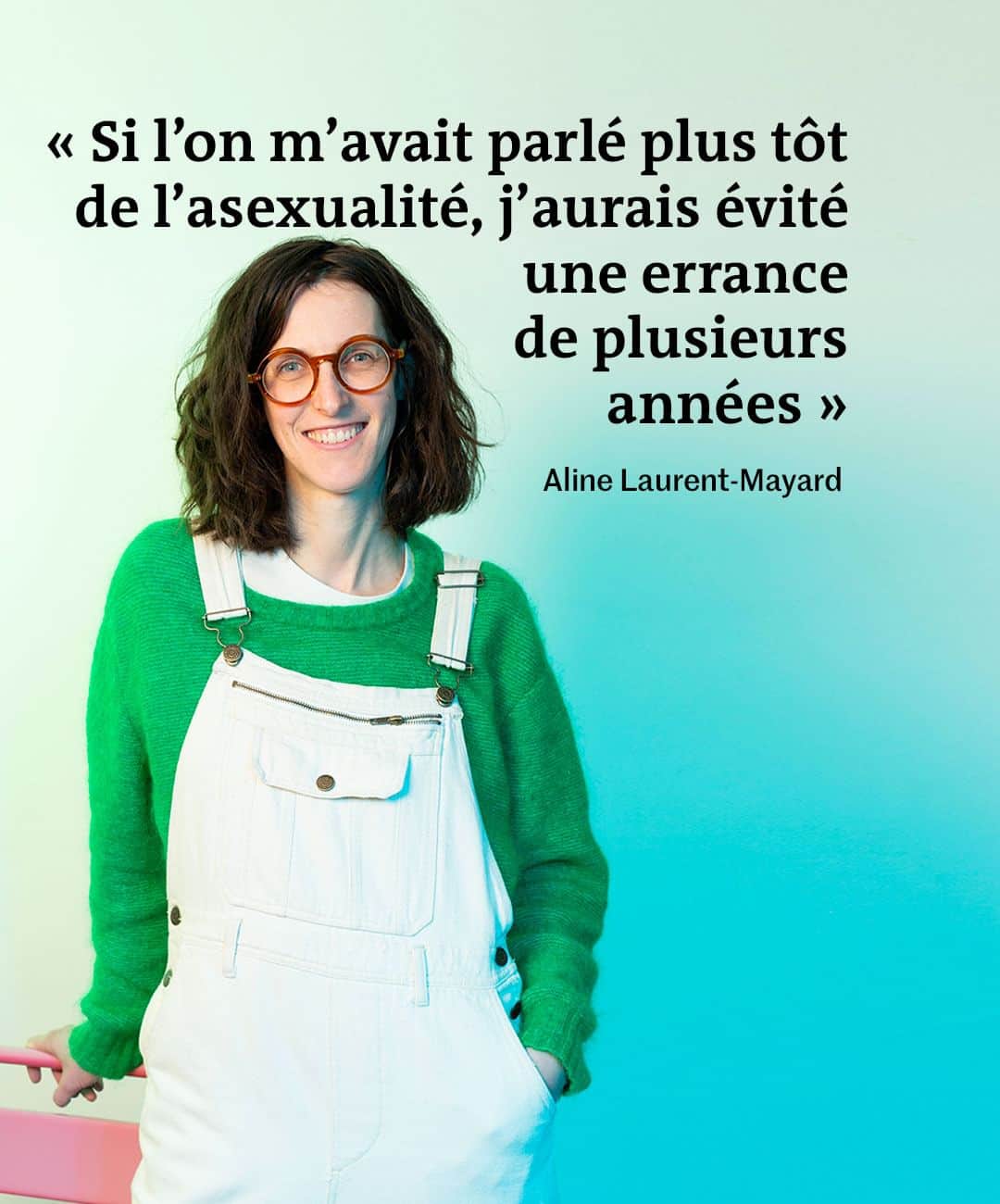 ルモンドのインスタグラム：「Dans le salon parisien d’Aline Laurent-Mayard, des jouets en bois sont restés éparpillés devant la table basse et un chariot rempli de peluches trône près de la cheminée. Autant de petits signes du chemin parcouru par cette journaliste, pour s’autoriser à jouer selon ses propres règles. Vers le milieu de la vingtaine, elle prend conscience de son asexualité et de son aromantisme – comme 1 % de la population (selon les études dont on dispose), elle ne ressent aucune attirance sexuelle, et pas plus d’élan amoureux. A l’issue de ce cheminement, qu’elle raconte en 2019 dans le podcast « Free from Desire », elle décide de concrétiser malgré tout son désir d’enfant, hors du couple traditionnel, et réalise, il y a deux ans, une PMA solo.  Autrice à la rentrée 2022 de Libérés de la masculinité (JC Lattès), elle interroge dans son travail le genre et les sexualités et sortira, fin avril, un nouveau podcast, « Bienvenu.e bébé », chez Paradiso Media. La journaliste de 35 ans y raconte ses réflexions et tâtonnements pour donner à son enfant l’éducation « la moins genrée possible ». Le tout à rebours des normes et injonctions qui lui ont tant pesé, de son enfance à ses premières années de jeune adulte. ----- Dans quel univers avez-vous grandi ? J’ai grandi en banlieue parisienne, à Courbevoie. Une enfance très privilégiée, bourgeoise mais sans être trop traditionnelle, avec un accès à des activités sportives et à la culture. Mon père était directeur financier et ma mère négociatrice en immobilier. Dès que ma mère a pu dégager son mercredi après-midi, elle nous a emmenés faire des expositions. Elle réalisait des cartes de Paris, où il fallait placer les monuments. Tout cela a éveillé chez moi un intérêt fort pour ces enjeux artistiques. J’étais de ces enfants qui traînent beaucoup avec les adultes, regardent le JT du soir avec leur père et, tout petits, dévorent livre sur livre... - Vous avez lu 13% de cet article.  - Photo : Aline Laurent-Mayard le 4 avril à Paris. Salomé Oyallon -  #asexualite #alinelaurentmayard」