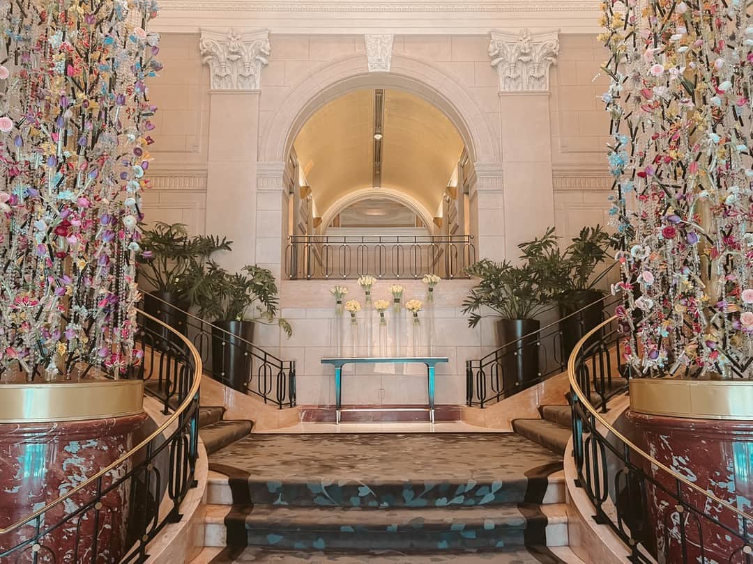 The Peninsula New Yorkのインスタグラム：「Our Royal Palace of Amsterdam-inspired floral display ushers in springtime with a flourish.  #thepeninsulanewyork #nycinspring #springblooms」