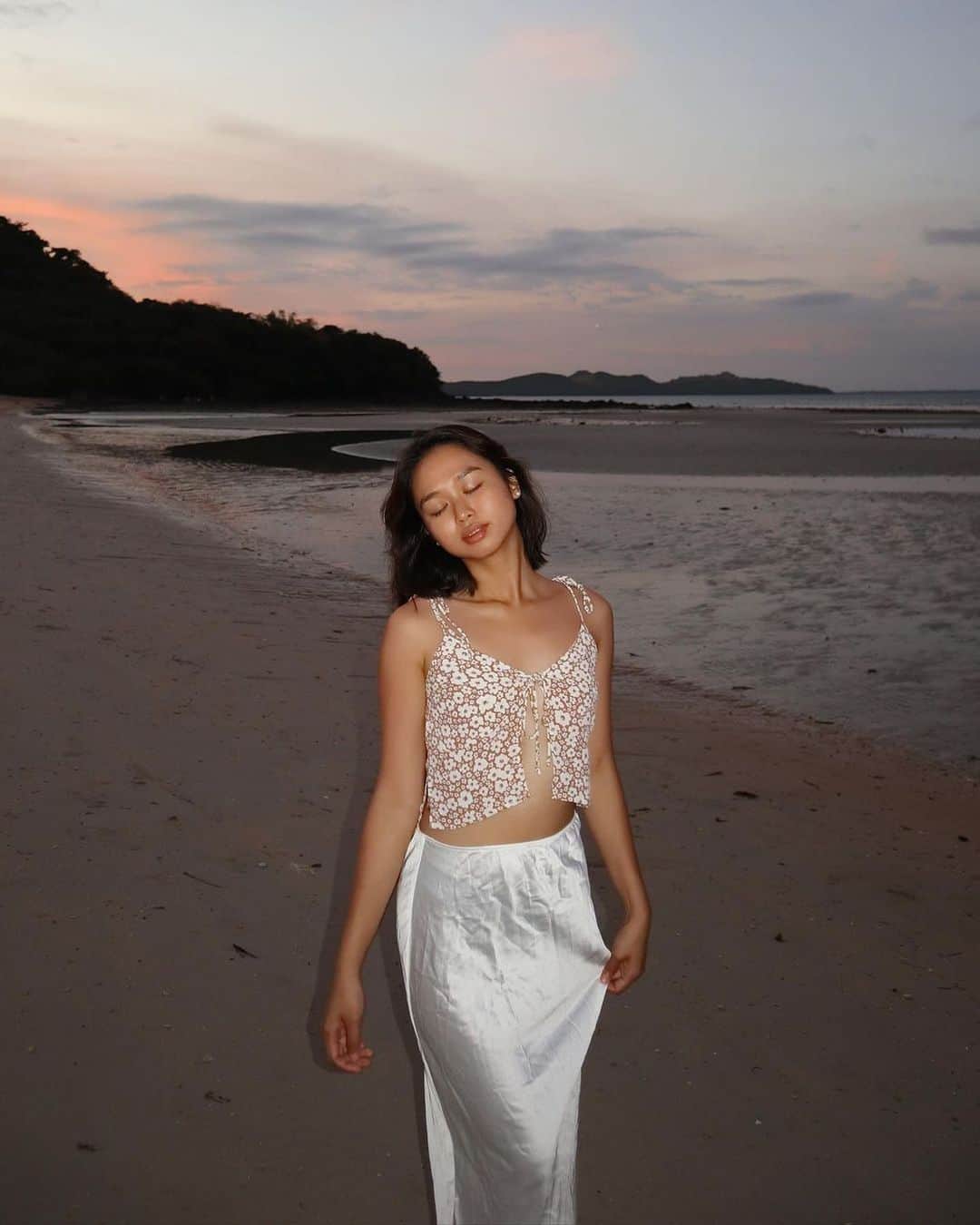 トップショップのインスタグラム：「This could be us, but it’s raining in London.  @thetrishasamson wears the satin bias maxi skirt [128799116]」