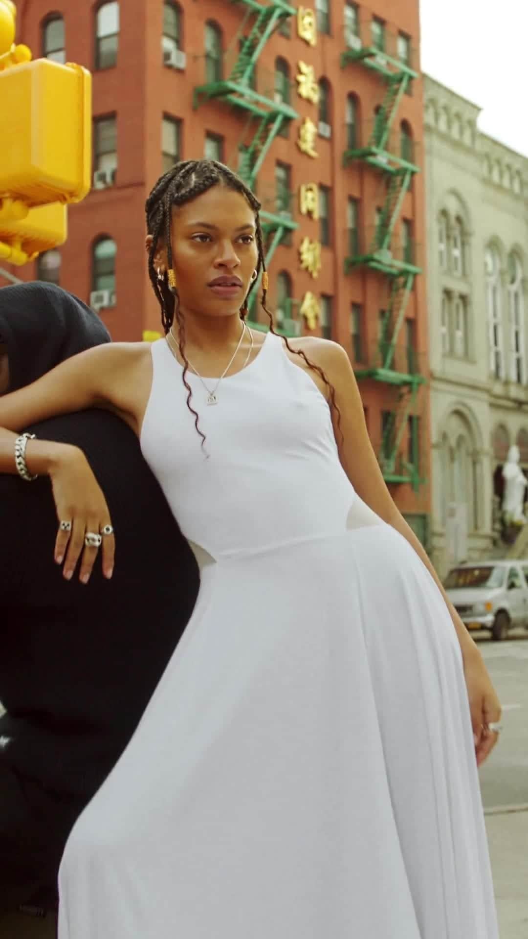 のインスタグラム：「Defining city chic on every block.  #IFEELDKNY」
