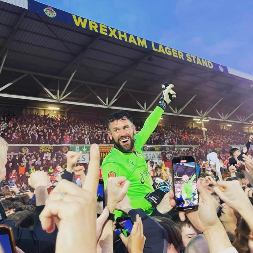 ベン・フォスターのインスタグラム：「I LOVE THIS CLUB! ❤️ The 15 year wait for league football is over!  Onwards & Upwards now…  @wrexham_afc   (btw, the vlog for this game is gonna be insane😝🍻🍻)」