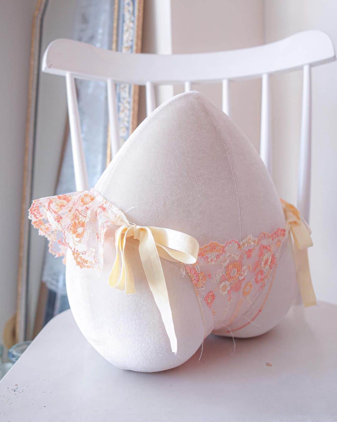 senanoLINGERIEさんのインスタグラム写真 - (senanoLINGERIEInstagram)「\\\ 全員対象/// レースがなくなるまで!!!!!!  【mystery bag販売】 "女神シリーズ" あの大人気… 女神ショーツをランダム配色でお届けします🎨 新品ハギレを寄せ集め kawaii をぎゅぎゅっと詰めこんだのがミステリーバック！ 【女神ショーツ＋響きにくいシンプルパンツor使いやすいシンプルブラ】のどちらかを選んでね👙👙  ⚫︎サイズ SMLから選択してください。 （ブラ選択の方はブラサイズも）  ⚫︎mystery bag販売 ¥11000 ・女神ショーツ ・シンプルパンツorシンプルブラ →全てランダム配色  ⚫︎購入方法 DMから「買います」とメッセージいただいた方からお返事していきます。※レースハギレ在庫がなくなり次第終了です。」4月23日 23時02分 - senanolingerie