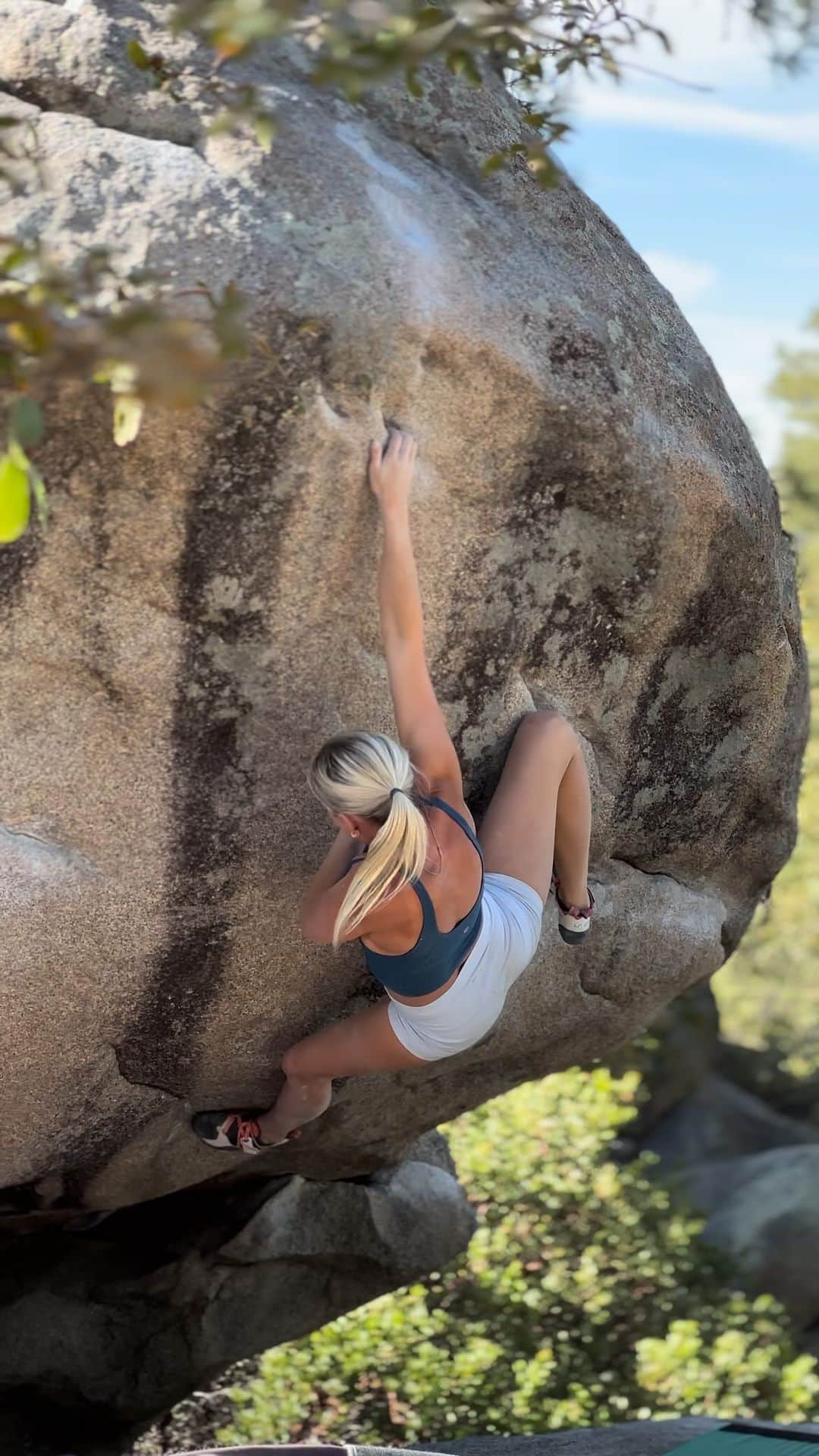 シエラ・ブレア・コイルのインスタグラム：「Moonstone, V6 Groom Creek, AZ  I couldn’t make a trip up to Groom Creek without climbing one of my favorite boulders 💫   🎥: @groomcreekbouldering」