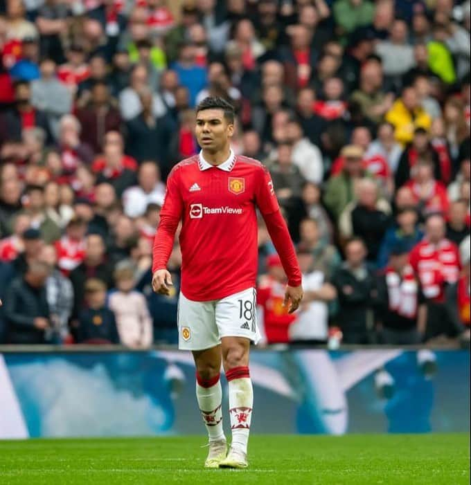 カゼミーロのインスタグラム：「Into the final!! Wembley here we come again!! 👊🏽🔴  #MUFC #FACup」