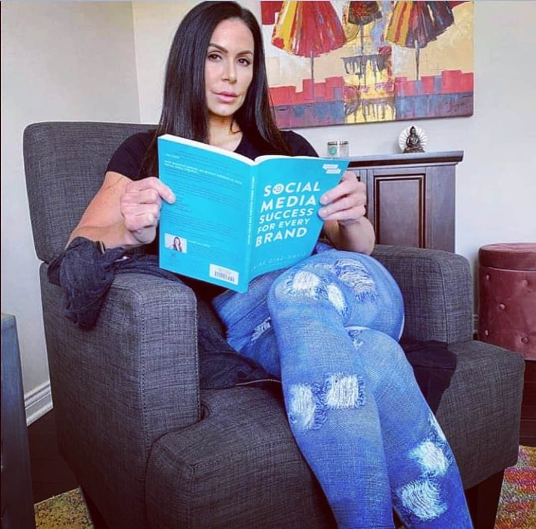 Kendra Lustさんのインスタグラム写真 - (Kendra LustInstagram)「#worldbookday 📚 what book are u reading and why ? #sundayfunday」4月24日 4時30分 - kendralust