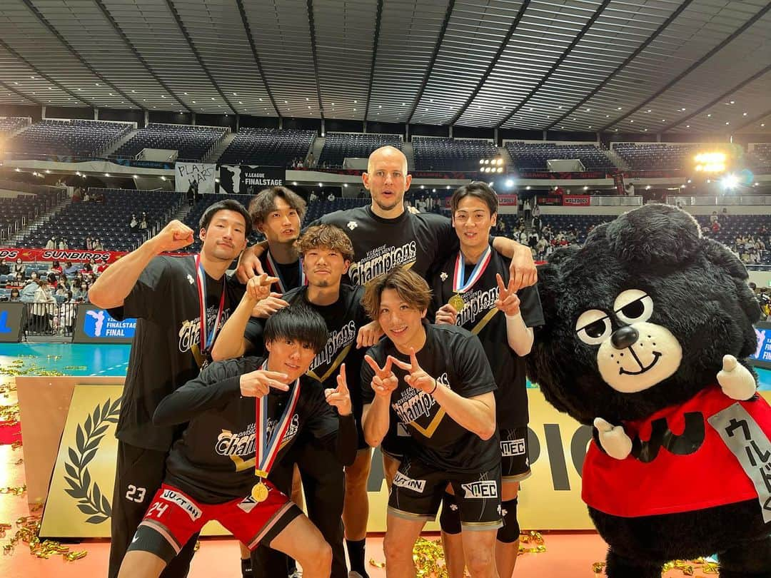 高梨健太さんのインスタグラム写真 - (高梨健太Instagram)「優勝しました！ 選手、スタッフ、ファンの皆さんに感謝の気持ちでいっぱいです。 ありがとうございました！ #vリーグ #優勝」4月23日 23時12分 - takanashi.kenta