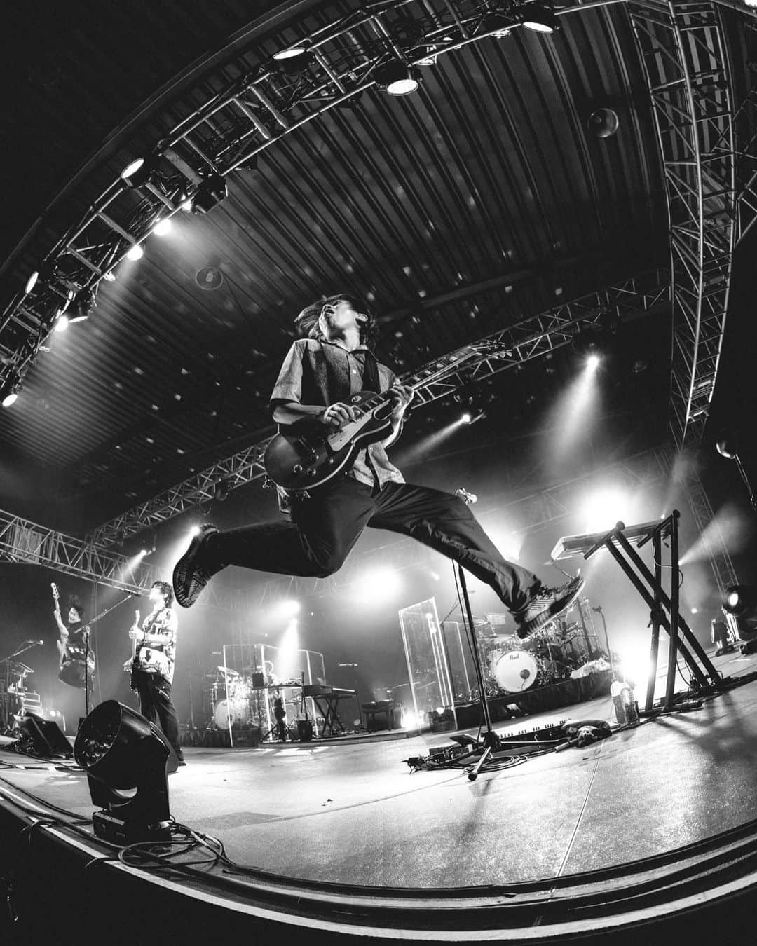 のインスタグラム：「Que pedo way ?   Por seguro que volvelemos aqu i as que esperen!  Me alegro mucho de venir a Mexico!  México es chingón!  Simpre pienso en Mexico❤️  Photo by Takeshi Yao  #メキシコのみなさん声デカすぎ #歌詞くわより覚えてるしAメロも合唱しちゃうの嬉しかった #しっかり受け止めました #また必ずあいましょう #お土産もたくさん貰った #プロレスラーの覆面マスクもらった #国際基準をオーバーしているくわの顔のサイズ的に限界です #タコス #たこ酢 #deiicioso」