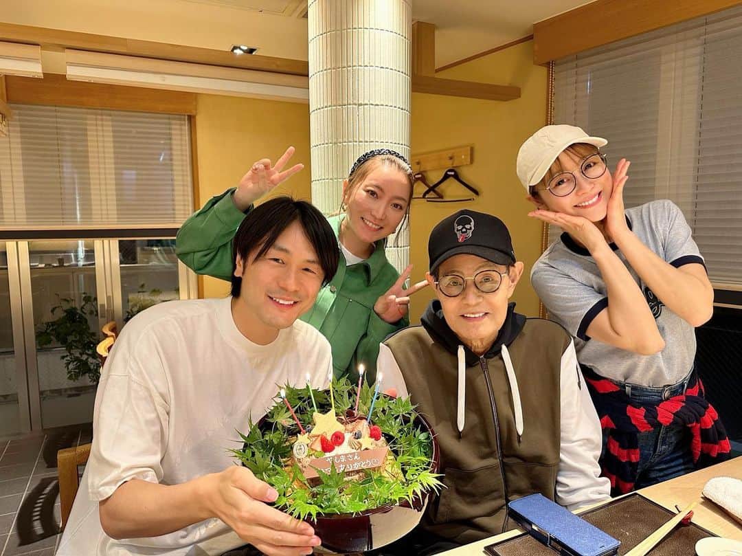 鈴木奈々のインスタグラム：「今日は、 加藤綾菜ちゃんとカトちゃんと 事務所の社長と私の父と みんなで食事に行きましたー😊 お寿司を食べました🍣 美味しくて楽しくて幸せな時間でした✨ #ごちそうさまでした🙏」