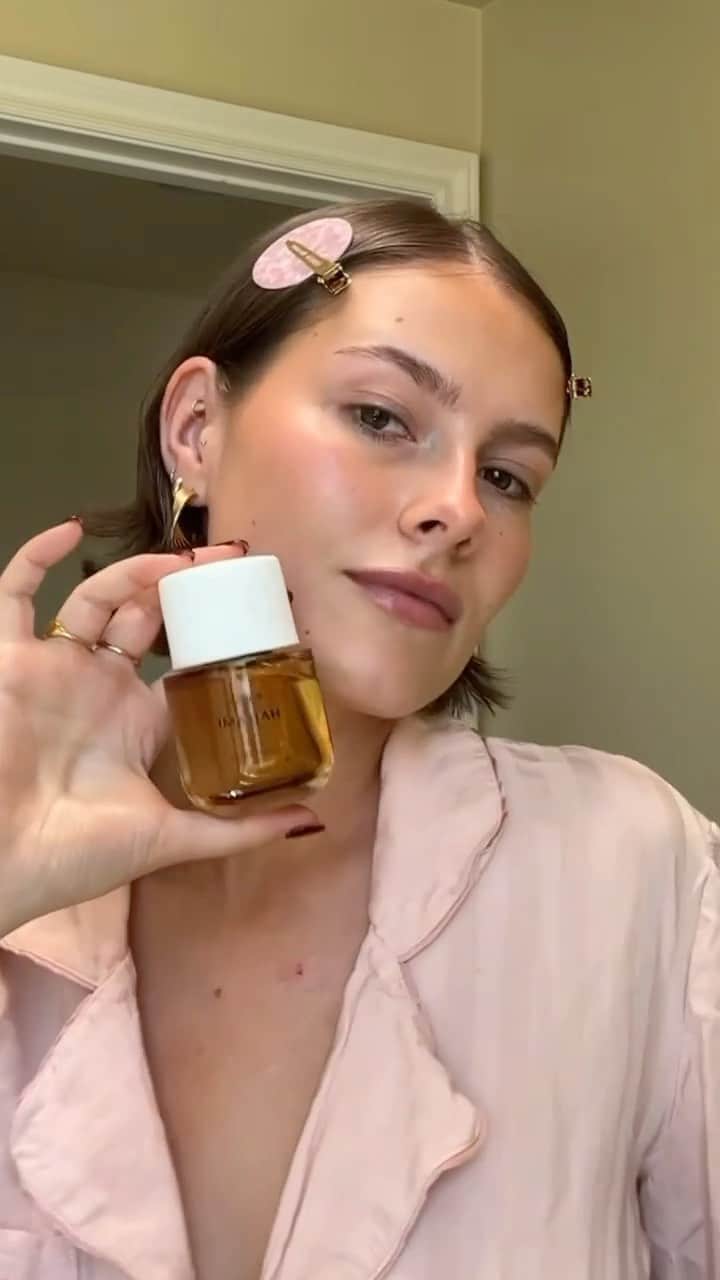 Anthropologieのインスタグラム：「Does your makeup routine need a spring clean? Give your look a glowy boost with these fresh-faced favorites via @madisonamateau. [link in bio to shop dewy spring beauty essentials at Anthro] 🌸✨」