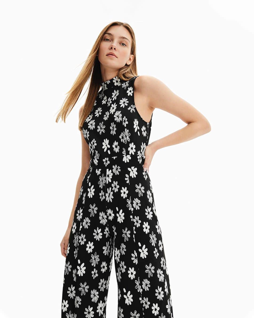 デシグアルのインスタグラム：「Some most-coveted spring essentials: black and white florals.  #NewDesigual」