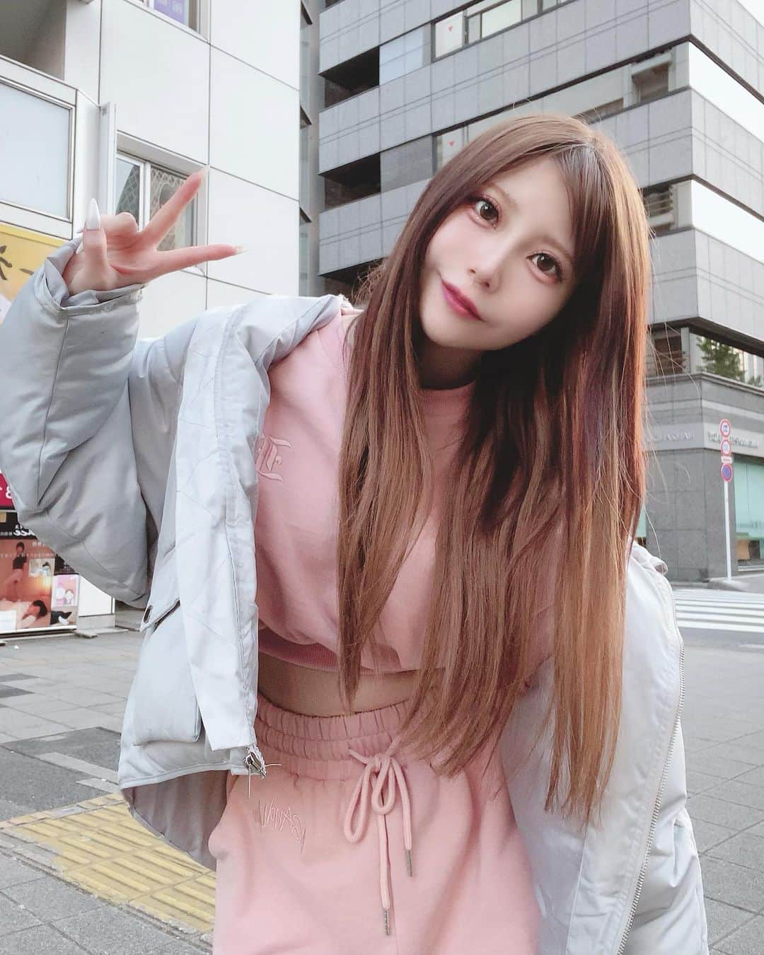 葵ローズのインスタグラム：「夜の22時から朝5時まで休憩せず、 ぶっ通しで歌ってたよ。喉だけは強い。 まだまだ自分の声好きになれなくていろんな声出せるように練習してるんだけど、ある初めましてのボイトレの先生に「ちょっと歌ってみて」て言われて歌ったらその先生が泣いてて「感動して鳥肌が立ったよ」って言ってくれて思わず私も号泣した笑 あなたの歌のファンになりましたとまで連絡してくれて、人の心に響かせれる歌い方やアーティストになりたかったからすっごく嬉しかったなぁ。  不思議と歌ってると今までの辛かったことを浄化されてる気分になり、作詞作曲してると気持ちが晴れる。 この先も私は歌をやめないし、進化します。」