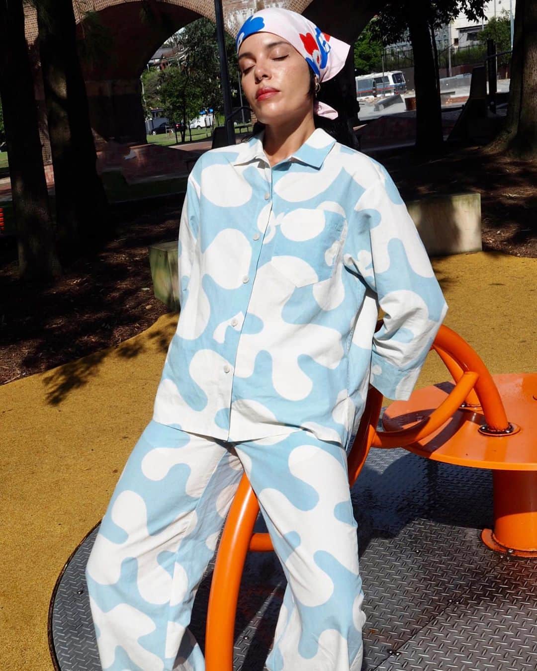 マリメッコさんのインスタグラム写真 - (マリメッコInstagram)「After reaching for darker hues in winter, it’s time to welcome spring light with color. Take a leaf from our community’s lookbook and pepper your wardrobe with mood-boosting prints. For more inspiration, explore #SS23 at marimekko.com.    #marimekko  #SS23」4月23日 23時21分 - marimekko