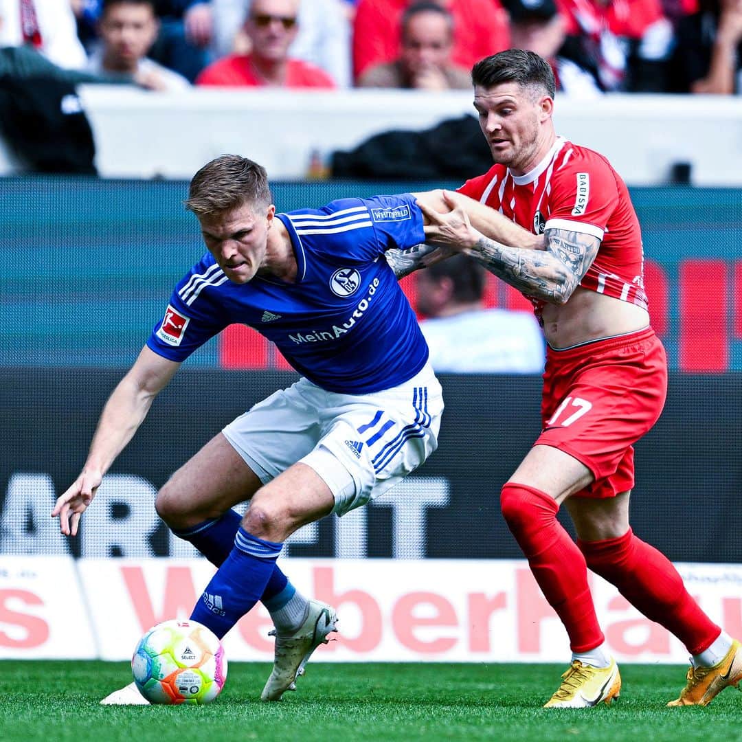 シャルケ04のインスタグラム：「Da muss nach der Pause mehr kommen. . #SCFS04 2:0 . . #Bundesliga #Schalke #S04 #Matchday #Football #Soccer #Fußball #Futbol #Knappen #WirBleiben #🔵⚪️」