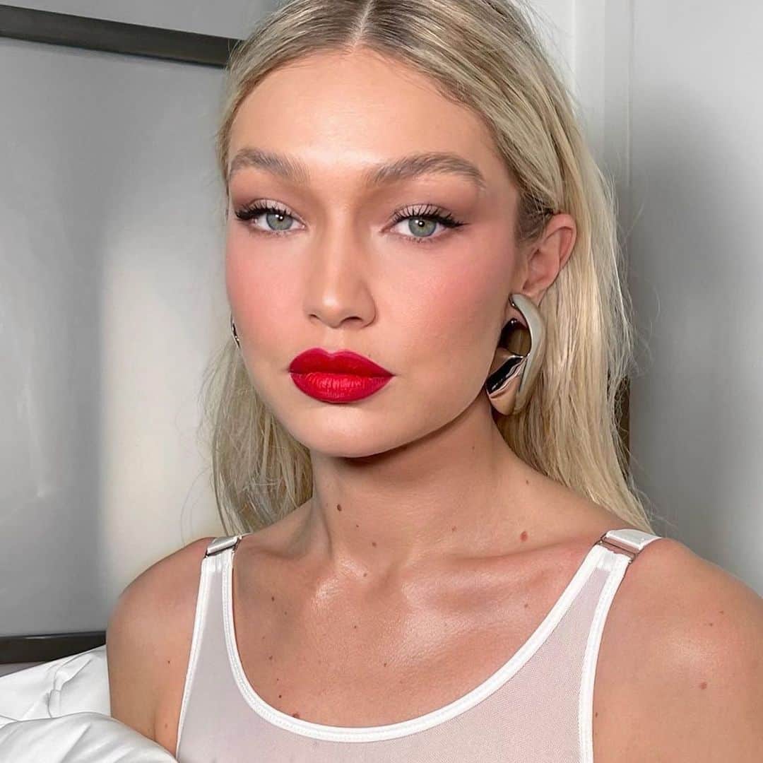 Maybelline New Yorkさんのインスタグラム写真 - (Maybelline New YorkInstagram)「Happy Birthday to our Maybelline girl @gigihadid ✨💜 Show her some bday love in the comments!」4月23日 23時30分 - maybelline