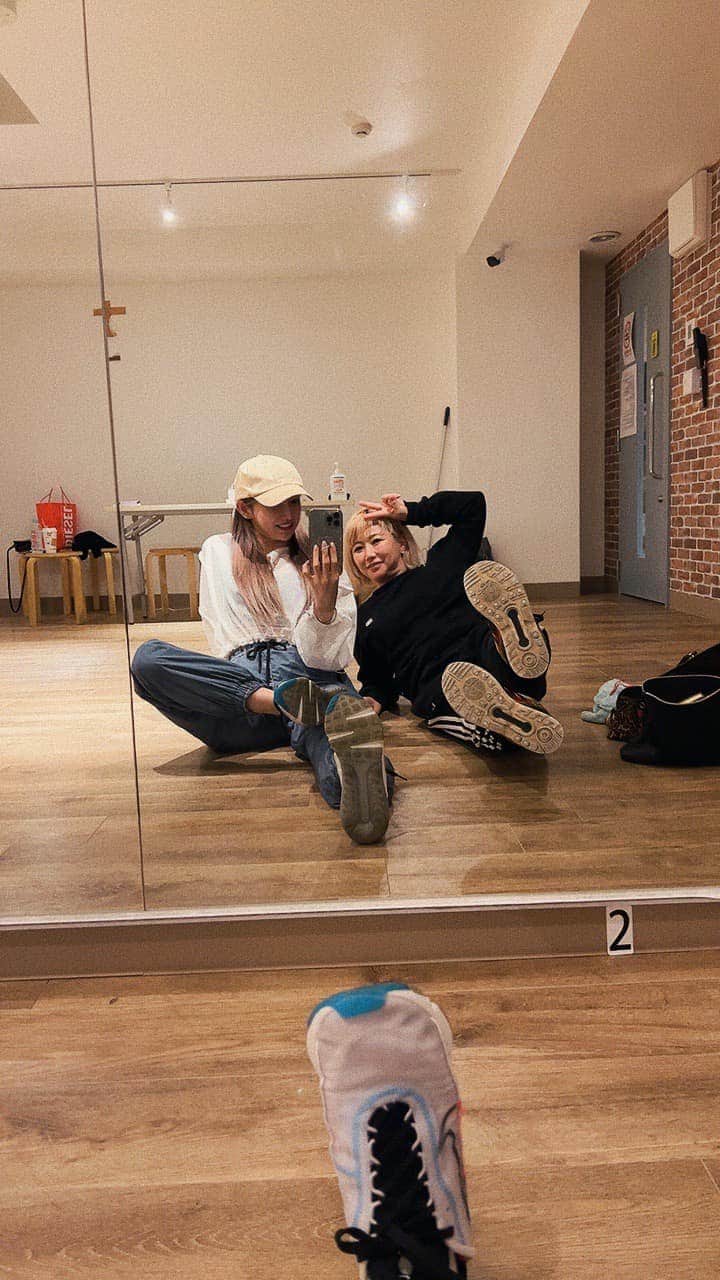 RYONRYON.のインスタグラム：「11年ぶりのレッスンでした！  #後藤真希 #RyonRyon  久しぶりにタッグ組みますです！  →写真は後藤のオフィシャルで 出してるのでございます！」