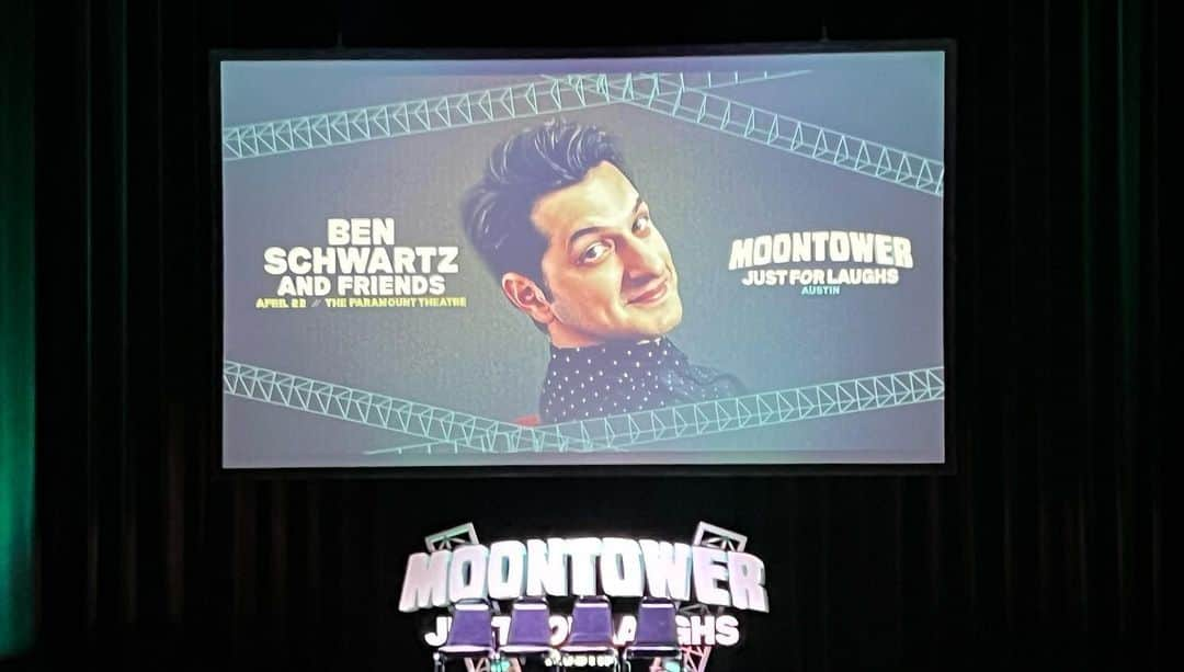 ベン・シュワルツのインスタグラム：「Thank you Austin and @moontowercomedy! Both shows were so much fun. Those audiences were incredible. Thanks to HOF improvisers @captdope @jessjessmckenna & @drewtarver! And thanks to our interviewees- mascot training never felt so good and 2023 is the year of Debra. Last video is during our sound check and includes a song about jam.」