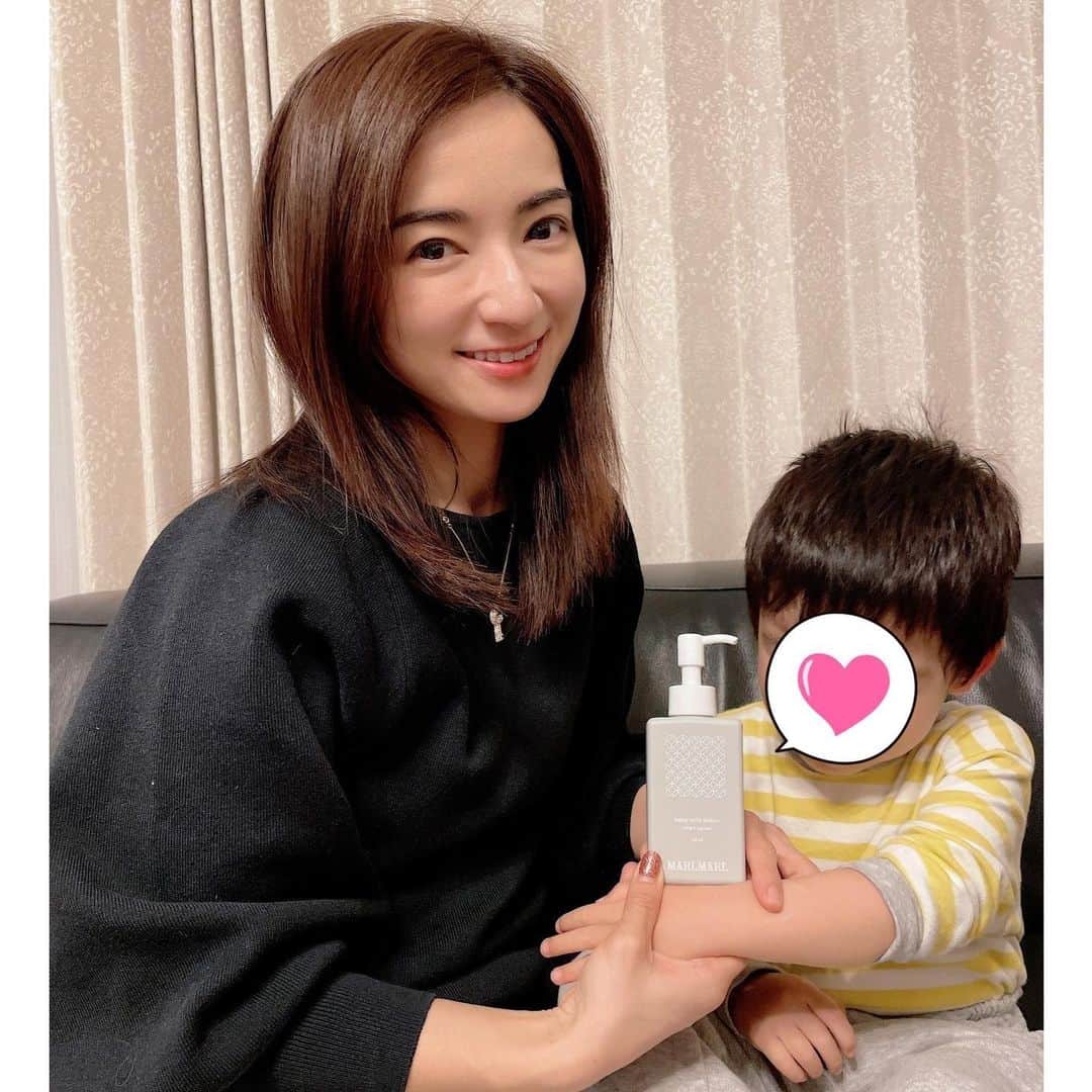 Mayuko Watanabe 渡辺真由子さんのインスタグラム写真 - (Mayuko Watanabe 渡辺真由子Instagram)「大好きなブランドMARL MARLからskin careシリーズが 発売されて、しかもCosme Kitchens 監修で成分にもこだわっていると知り、気になりすぎて早速親子で使っています♬ 我が家は長男の時から朝顔洗った後とお風呂上がりの肌保湿を欠かさず行っています🥰✨ 新生児から小学生になるくらいまで小さい子のお肌は敏感だから毎日きちんと保湿してあげると肌トラブルや食物アレルギーを防げるとお医者さんから聞いたことをきっかけに保湿は日課です😄 そんな風に保湿にこだわっているので、良いものを使いたいという思いが強く、MARL MARL skin careは私にぴったり！  いちばんのお気に入りは、『ミルクローション』♬ 全身に使えて伸びが良く、ベタつかないので塗ってからすぐパジャマや洋服を着せられるのが良いところ😊 オーガニックホホバシードオイル配合でしっとり肌になります🥰 親子で使えるので私も乾燥してるなと思ったら、一緒に全身に塗ってます😍  時間がある時は写真３枚目の『ベビー　マッサージオイル』を使って、マッサージしながら保湿に使ってます🥰 お兄ちゃんがいるからか2歳の弟の手をマッサージしていると「まだ小さいなぁ♬」と思えてそこがまた愛おしくて🥹 あっという間に大きくなるので貴重な時間だと思って、 親子の時間を大切にしています💕  私のように普段使いにもおすすめですし、マールマールの可愛いスタイと共に出産祝いにあげたらパッケージもおしゃれですし、絶対喜ばれると思うのですごくおすすめですよ😍 @marlmarl_tokyo #marlmarl #マールマール #marlmarl_skincare #赤ちゃんの保湿 #保湿ケア #ベビー保湿   #ママコーデ #ママファッション #男の子ママ #男の子兄弟 #男の子兄弟ママ #カジュアルコーデ」4月23日 23時22分 - watanabe_mayuko