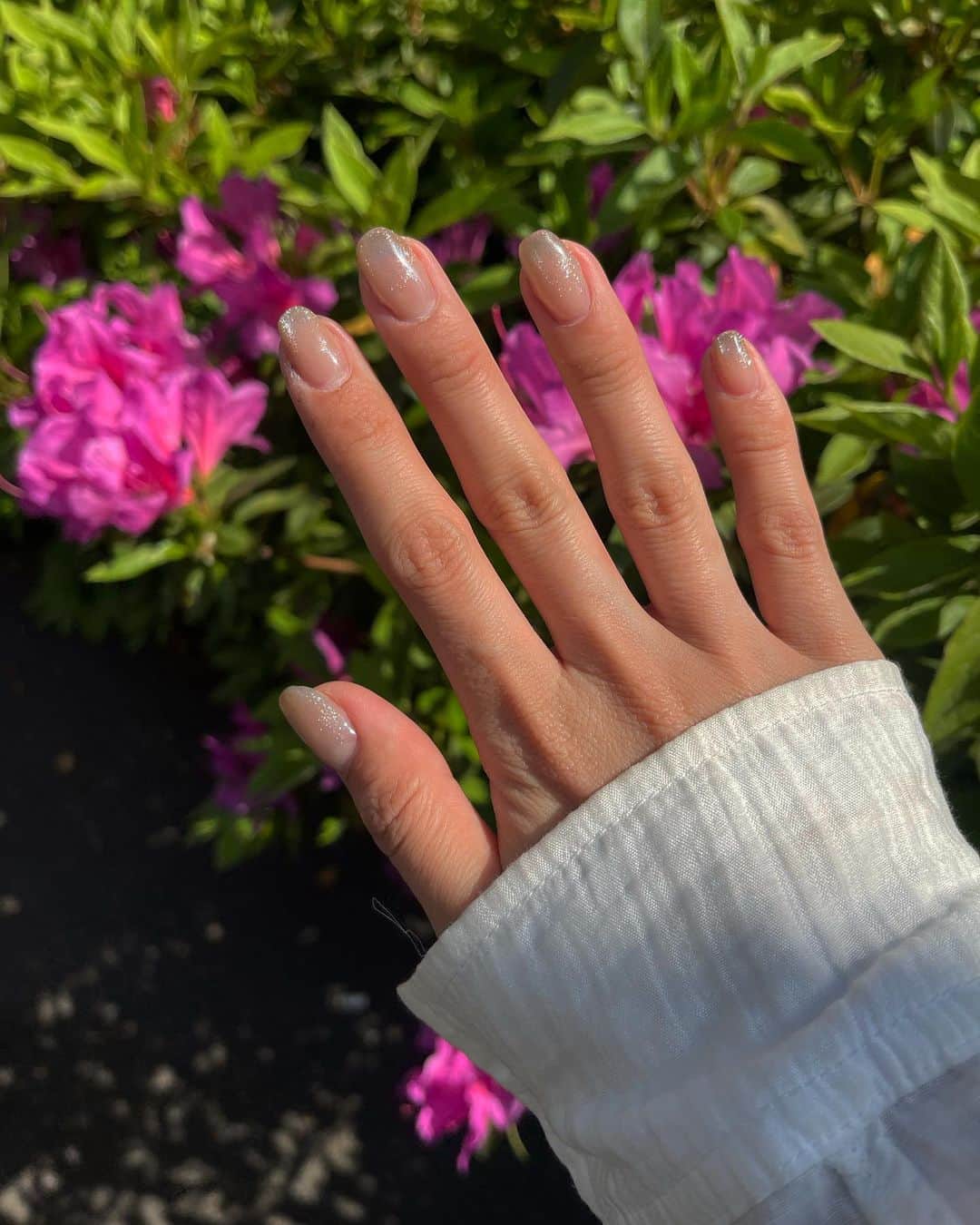 MAOIWATAのインスタグラム：「new 💅 指と爪が綺麗に見えるように ヌーディーカラーにして、 先端マグネット🧲✨ 爪の長さも揃えてもらったの♡  嬉しいいい♡ 久々にしてもらってネイル欲増した✨  #ジェルネイル #マグネットネイル」