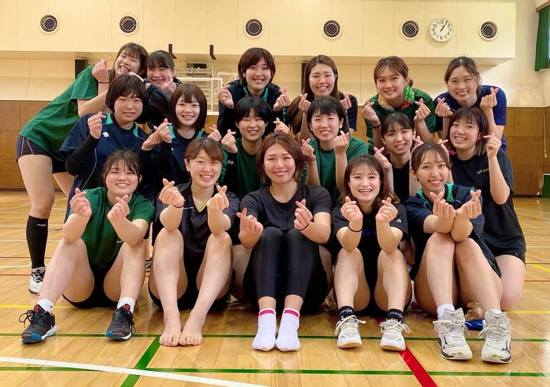 宮川紗麻亜のインスタグラム：「🌻 先日古巣のGSS東京サンビームズの練習へ🏐 リーグ戦が終わり新チームがスタートしてます！！  私が所属してたのは15年程前だから…改めて歳取ったなぁ〜と感じますね！笑  八王子実践の後輩も2人いて、2人とは久しぶりの再会💚 7年前に一緒にビーチバレーしてたのよ〜👙 せっかくなのでその写真も添えて！笑 (集合写真、今回も同じ並びで撮ってみた。どこにいるでしょう？)  仕事をしながら競技するのは大変だけど、みんな頑張ってます！ 私もずっと仕事しながらビーチバレーの試合に出てたので大変さも分かります。 競技を仕事にしてる人に勝つと数倍嬉しいものです😎  GSS東京サンビームズと 八王子実践の後輩の2人の応援宜しくお願いします📣 ついでにわたくしの応援も宜しくお願いします！⇦何の応援だよな🤣推し活してるわたし❤️？笑  #GSS東京サンビームズ  #八王子実践 #八王子実践バレーボール部 #先輩後輩  #volleyball #バレーボール #beachvolleyball #ビーチバレーボール #beachvolley #ビーチバレー #snowvolleyball #スノーバレーボール #배구선수 #비치발리볼 #바다　 #summermiyagawa #宮川紗麻亜」