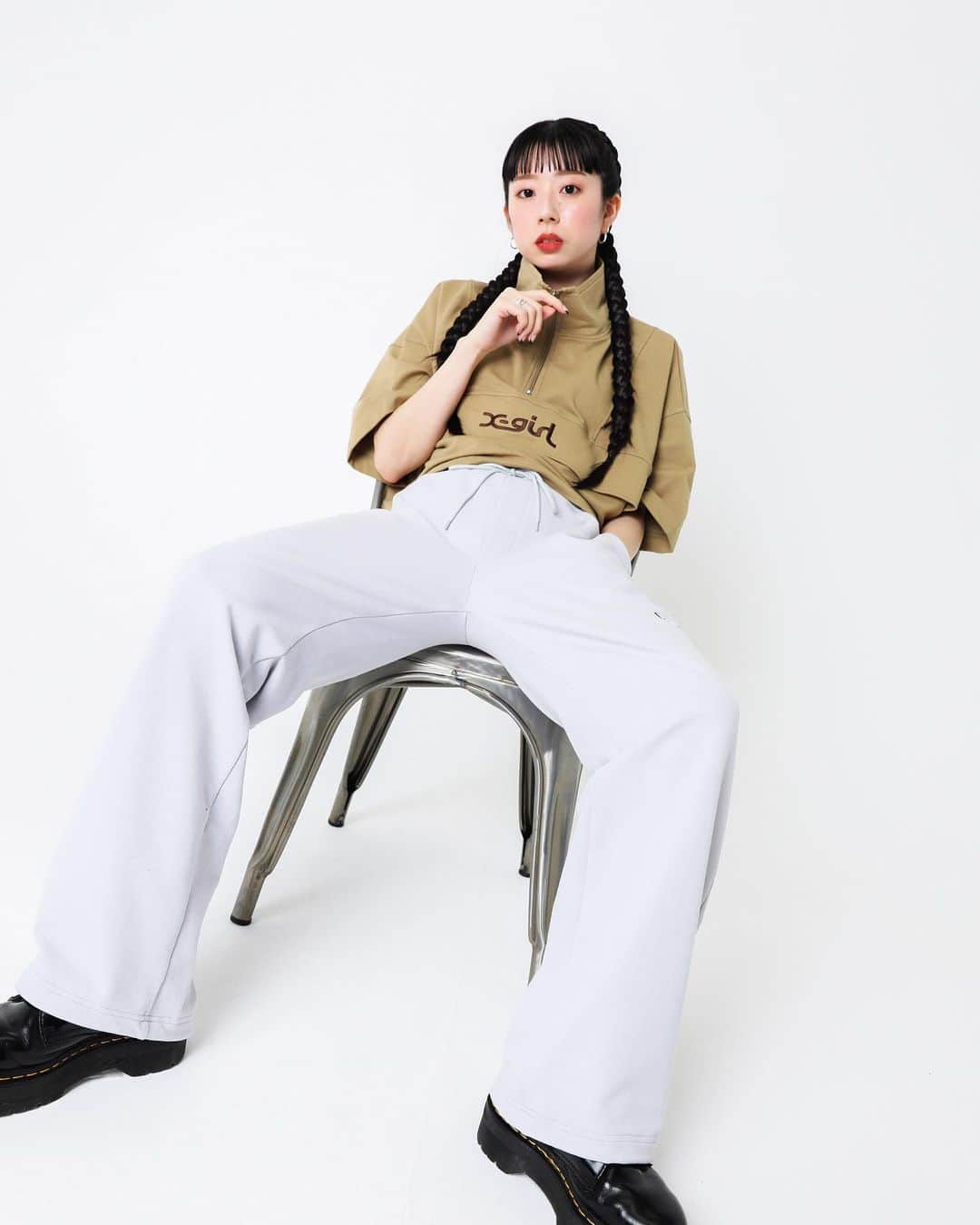 XGIRL_ootdのインスタグラム：「#xgirl_ootd   【 骨格ナチュラル 】 下重心が得意な骨格ナチュラルはルーズなパンツと相性◎ トップスもロゴなどのポイントが胸下にあるアイテムを選んで目線を下に。  X-girl PR STAFF @yuriiii2 162cm  ----------------------------------------------- ▪️CROPPED ANORAK ￥10,450(税込) ▪️LOGO WAIST PANTS ￥12,100(税込) -----------------------------------------------  #xgirl #xgirljp #エックスガール #ストリートコーデ #ストリート系女子 #ストリート女子 #ストリートファッション #ワントーンコーデ #クロップド丈 #ハイウエストパンツ #ロングヘアアレンジ #骨格診断 #骨格ナチュラル #骨格ナチュラルコーデ」