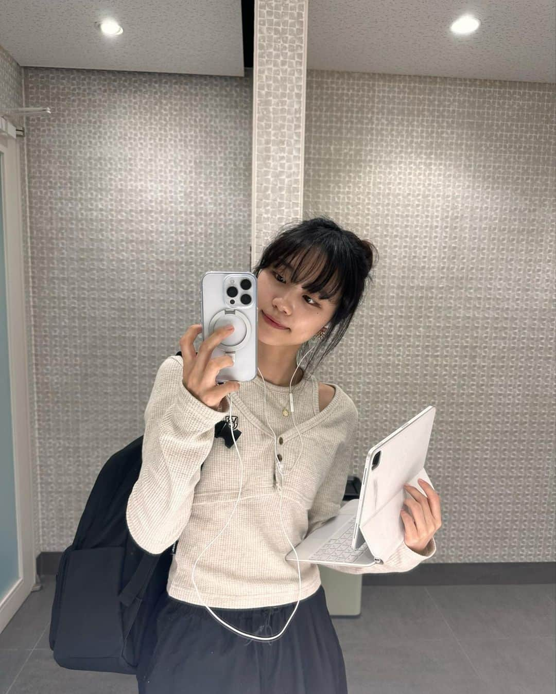 Janeぜうんさんのインスタグラム写真 - (JaneぜうんInstagram)「Simple is the best📱#ad そうそうこういうの探してた！手に持った瞬間思いました💭  TORRAS @torras_japan のiPhoneケース『UPRO Ostand』! スタンドにしたり、携帯横にして動画撮ったり、リングで携帯持ったり、MagSafeに対応してたり、磁石みたいにペタペタくっついたり、、と機能性抜群📢  日頃からスマホでYouTubeを撮ることが多い私にとってめちゃくちゃ便利なやつで、今までスマホの背面に貼ってたグリップトックがいつ剥がれちゃうか心配してたけどその悩みとオサラバできた🥹💨 プロフィールに商品リンク貼っておくので見てみてください‼︎📎  @torras_global #torras #UPROOstand #スマホケース #おすすめ」4月23日 23時24分 - jeeunso4you