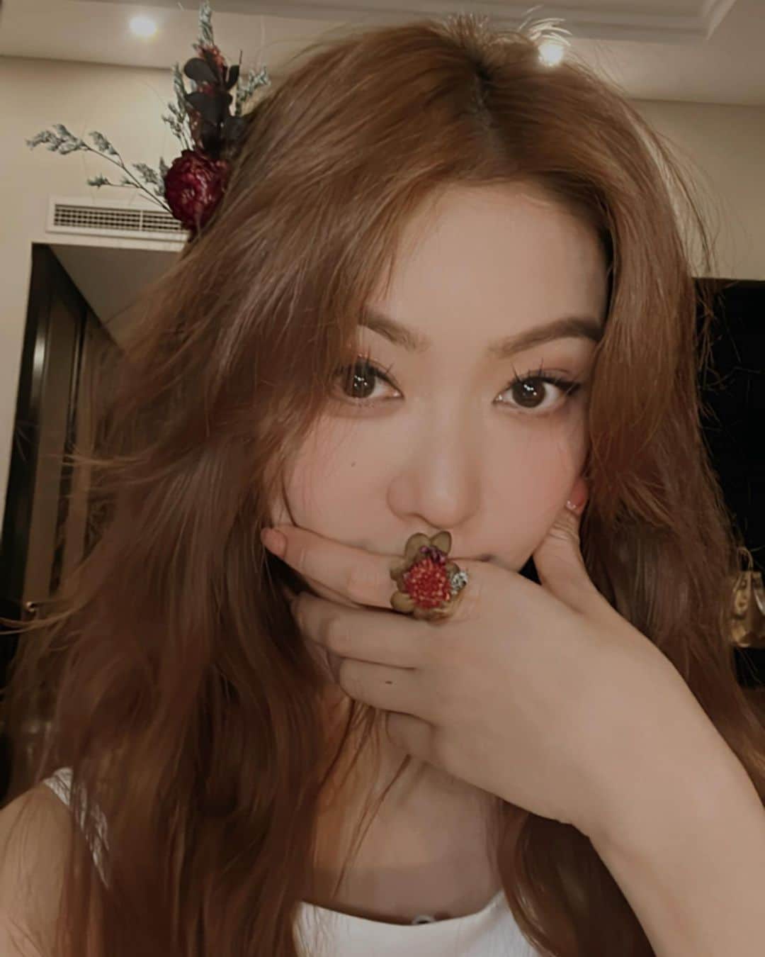 フィオナ・シットのインスタグラム：「Love putting all sorts of things my hair ☘️☘️☘️☘️☘️」