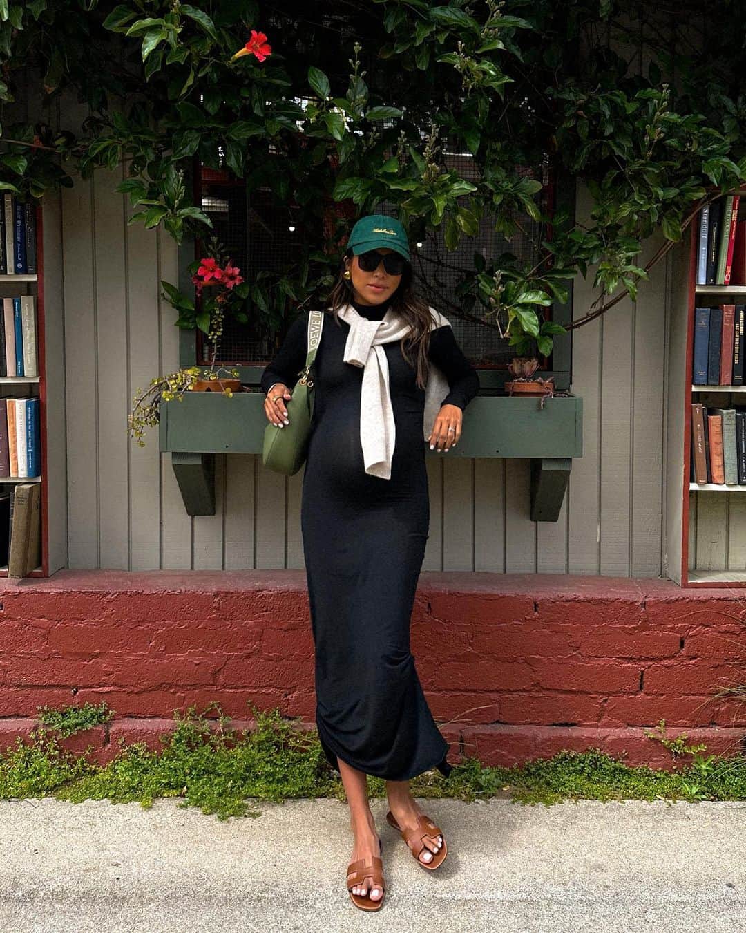 ジュリー・サリニャーナのインスタグラム：「Took a stroll around town and had to stop by Bart’s Books- a must visit plus lunch at Nest! 🫶🏽 #ojai   Ps- wearing this cute @thelinebyk dress- it fits like a glove and it’s so so comfy and flattering perfect if you’re pregnant… or not! #maternitystyle」