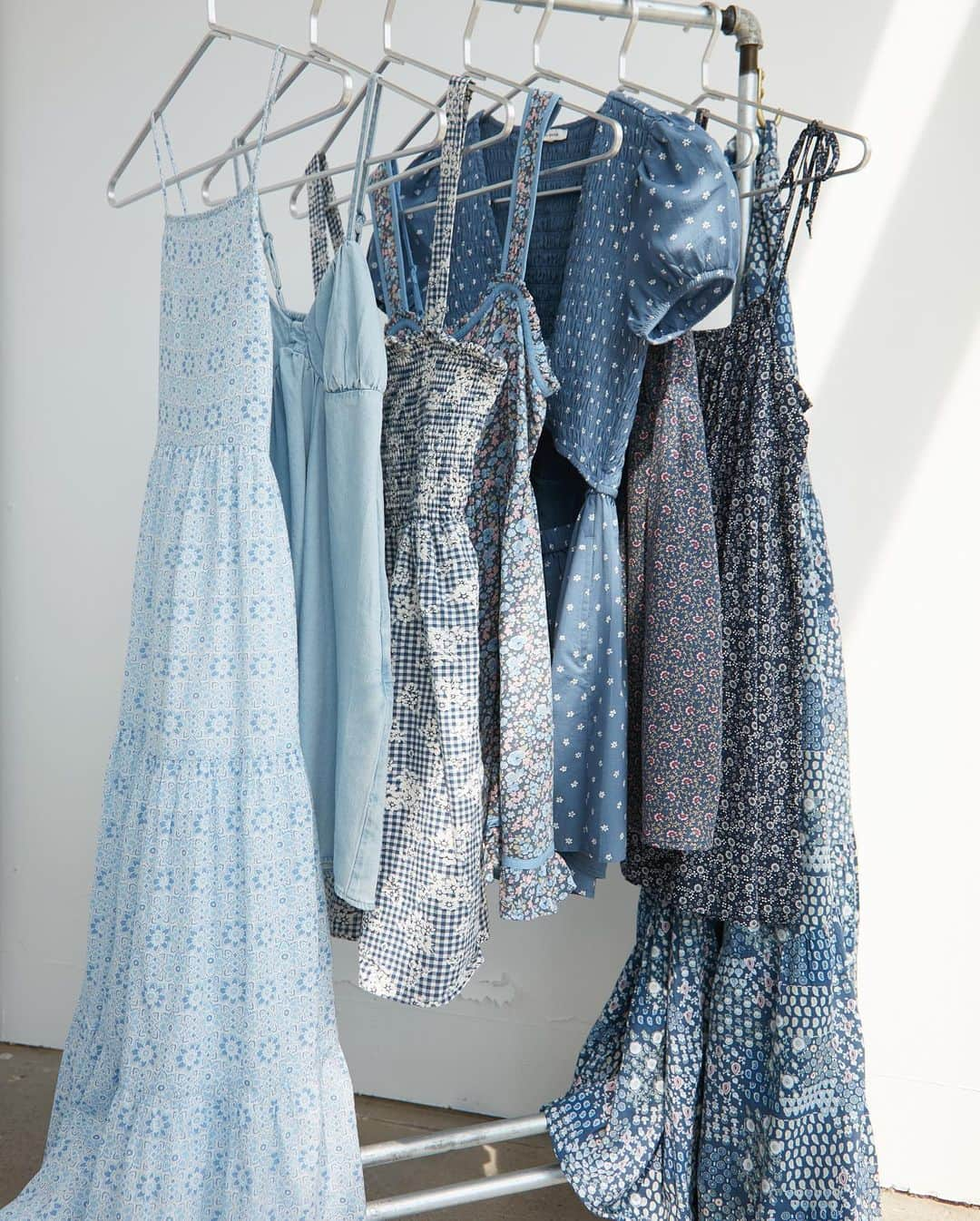 American Eagleさんのインスタグラム写真 - (American EagleInstagram)「these are the only spring blues we want this season 😌👗 tap to 🛍 springy mini and midi dresses」4月23日 23時33分 - americaneagle