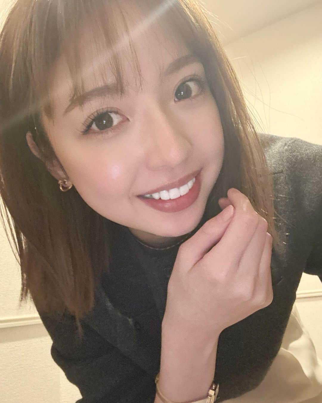 のインスタグラム：「🎂 本日4月23日！25歳になりました🎉 誕生日ギリギリの更新になっちゃいました😭  誕生日ということでご報告です✨ 生誕祭をファンクラブの方限定でイベントを行いたいと思います♪わーい！！！ 近日詳しい内容発表いたしますので待っていてください😊 直接会えるのとっても楽しみー🌷  沢山のことにチャレンジしていく年にしたいです！皆様いつも本当にありがとうございます😊」