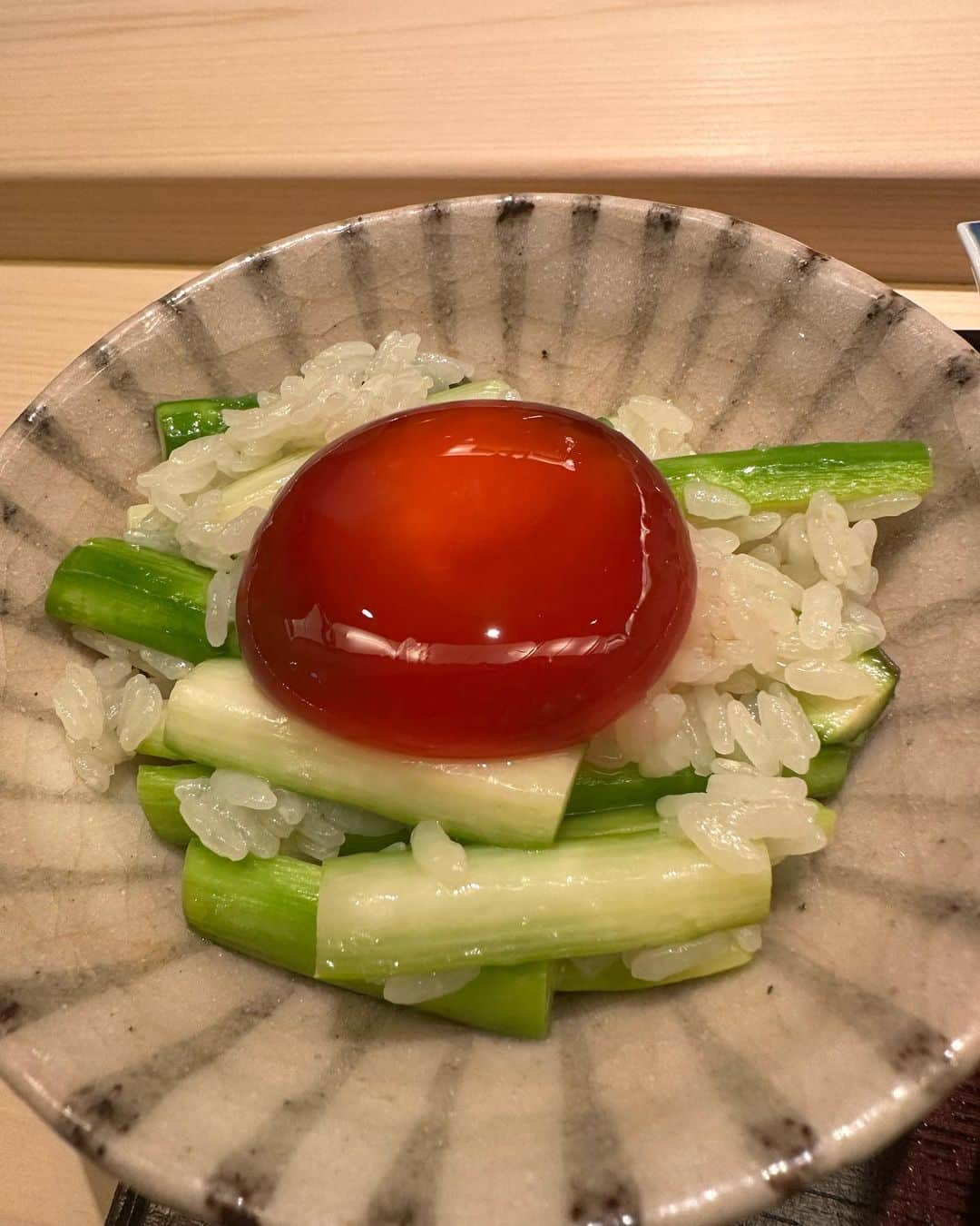 秋元康さんのインスタグラム写真 - (秋元康Instagram)「#西麻布#日本料理#山崎#かに吉  鳥取の名店「かに吉」の大将を西麻布の日本料理の名店「山崎」にお連れしました。 前回、「山崎」の大将を、鳥取の「かに吉」にお連れしたので、今回は、その“返し”ということです。お互いリスペクトし合っている料理人同士、仲良くなるのは素敵ですね。」4月23日 23時41分 - yasushi6057