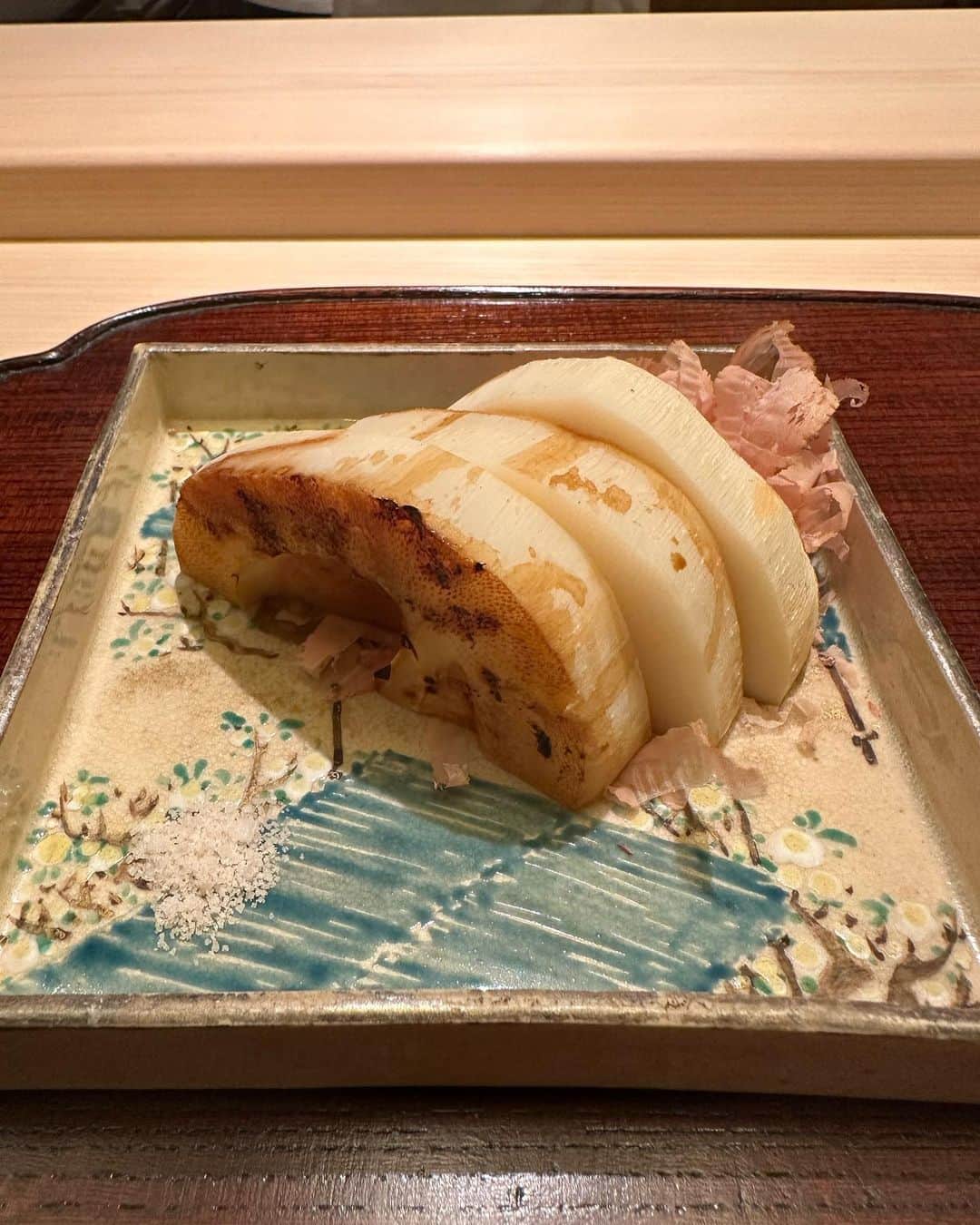 秋元康さんのインスタグラム写真 - (秋元康Instagram)「#西麻布#日本料理#山崎#かに吉  鳥取の名店「かに吉」の大将を西麻布の日本料理の名店「山崎」にお連れしました。 前回、「山崎」の大将を、鳥取の「かに吉」にお連れしたので、今回は、その“返し”ということです。お互いリスペクトし合っている料理人同士、仲良くなるのは素敵ですね。」4月23日 23時41分 - yasushi6057