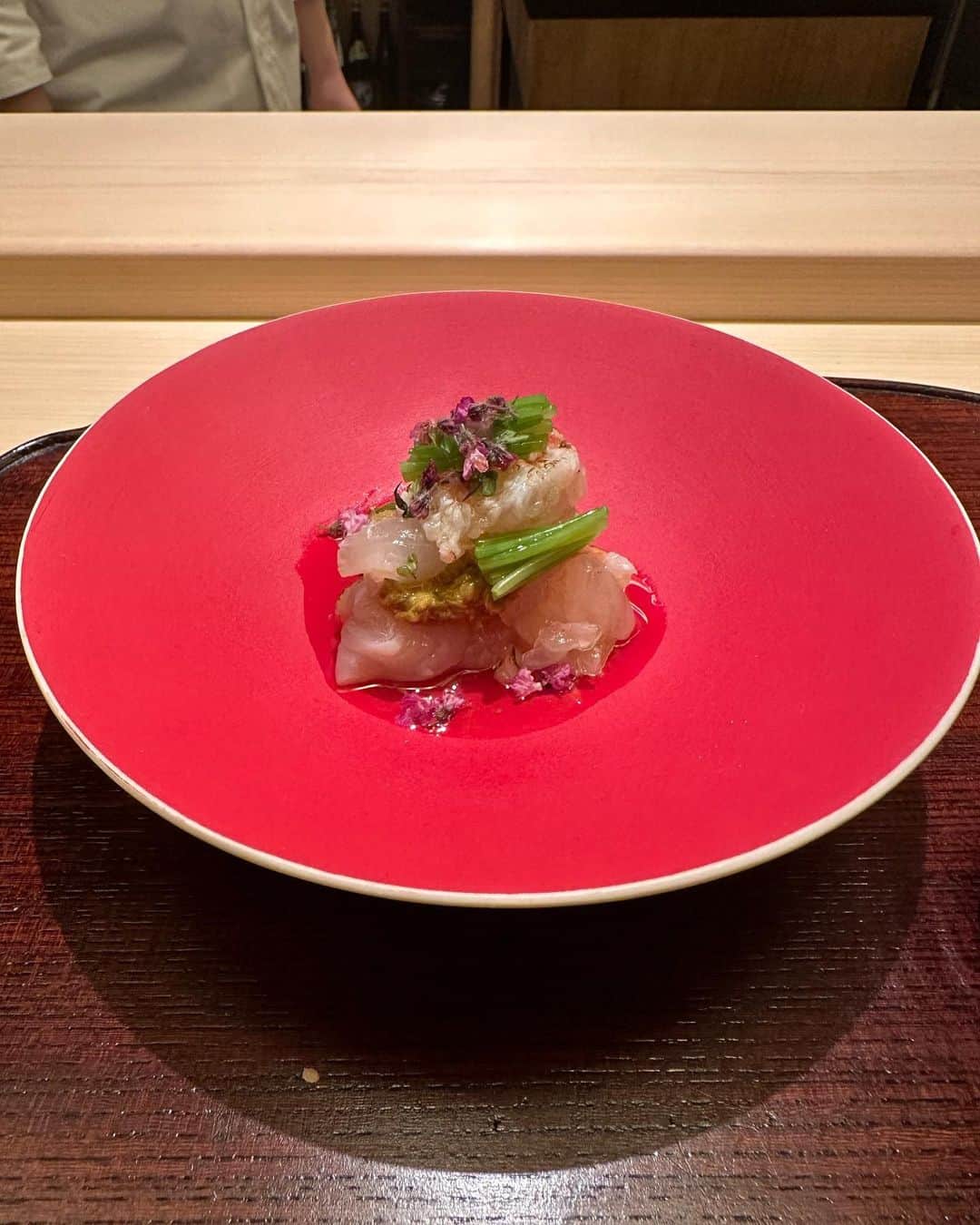 秋元康さんのインスタグラム写真 - (秋元康Instagram)「#西麻布#日本料理#山崎#かに吉  鳥取の名店「かに吉」の大将を西麻布の日本料理の名店「山崎」にお連れしました。 前回、「山崎」の大将を、鳥取の「かに吉」にお連れしたので、今回は、その“返し”ということです。お互いリスペクトし合っている料理人同士、仲良くなるのは素敵ですね。」4月23日 23時41分 - yasushi6057