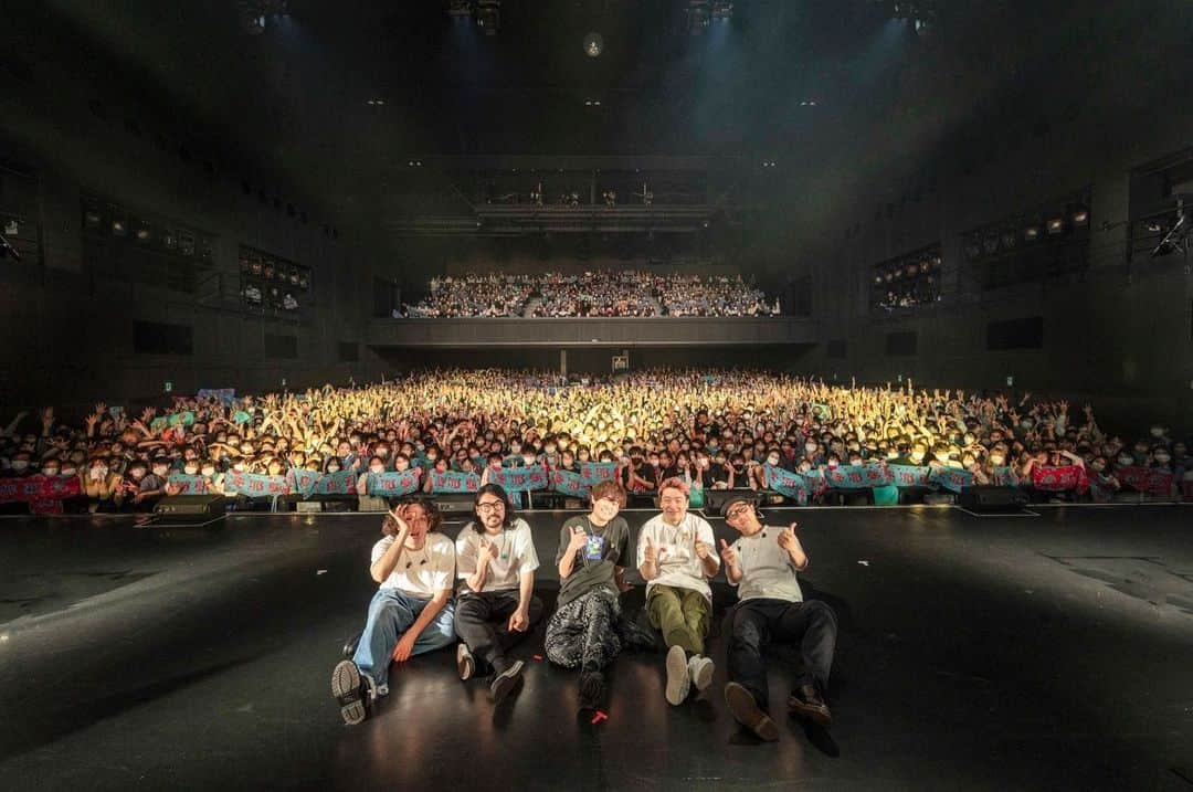 Tani Yuukiのインスタグラム：「Zeppツアー羽田公演ありがとうございました！ 最高だったねー！♨️❤️‍🔥 皆んないい顔してた〜 声もよく聞こえたよ〜 マイク無しですごいねあなたたち笑  体調悪くなっちゃった人が何人かいたみたいで、気づけなくてごめんね。 元気になりましたってコメント見て安心しました。 昂って楽しんでもらえてるのがとても嬉しい。 だから無理はしないでね。 自分のペースでいいのよ。 辛い時は座ってもいいし、端にいてもいいし 落ち着いて見られる場所が必ずあるから。 これに懲りずにまた遊びに来てね！ 次会う日まで元気で！ また会おうぜ！  さぁ、ツアーも折り返し まだまだいくよ〜次は北海道！  #TaniYuuki_多面態」