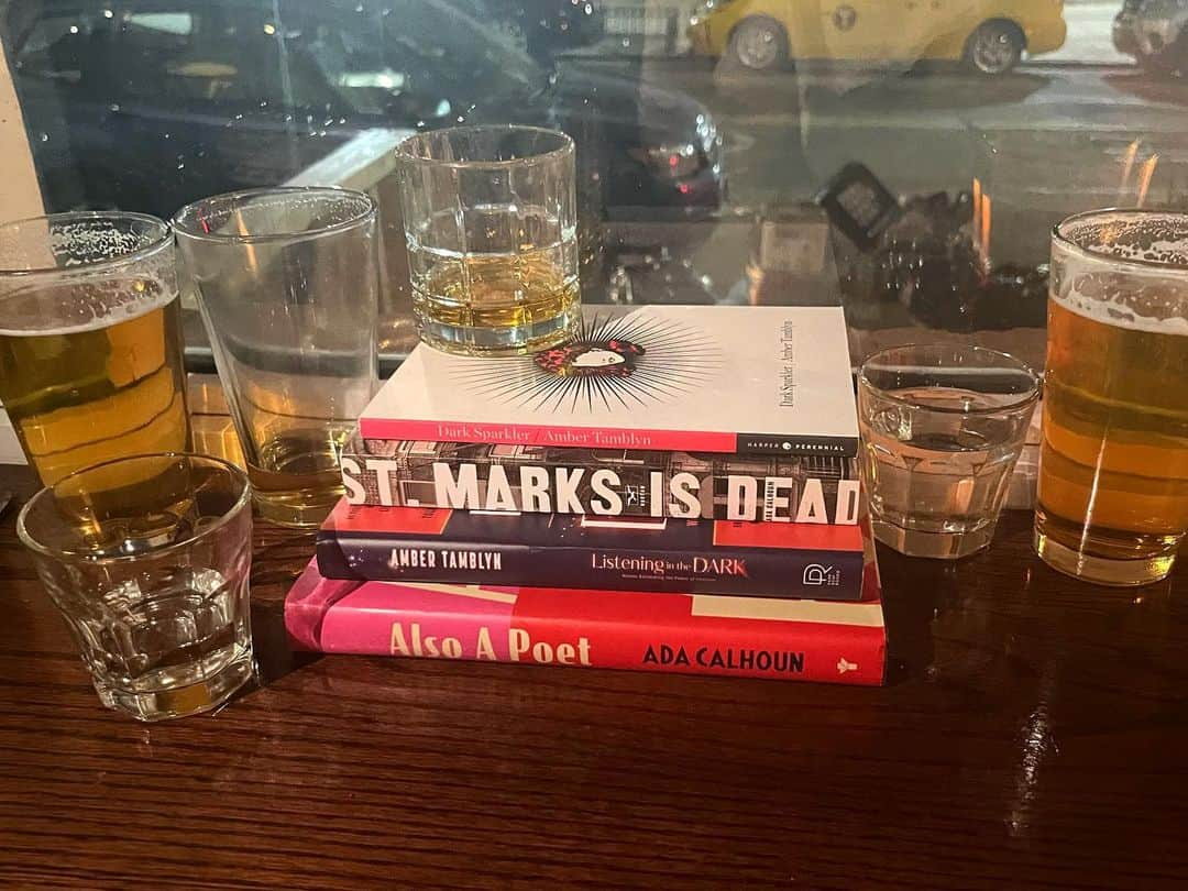 アンバー・タンブリンのインスタグラム：「How writers hang out for the first time. 📚📚  #AlsoAPoet #StMarksIsDead #DarkSparkler #ListeningInTheDark」