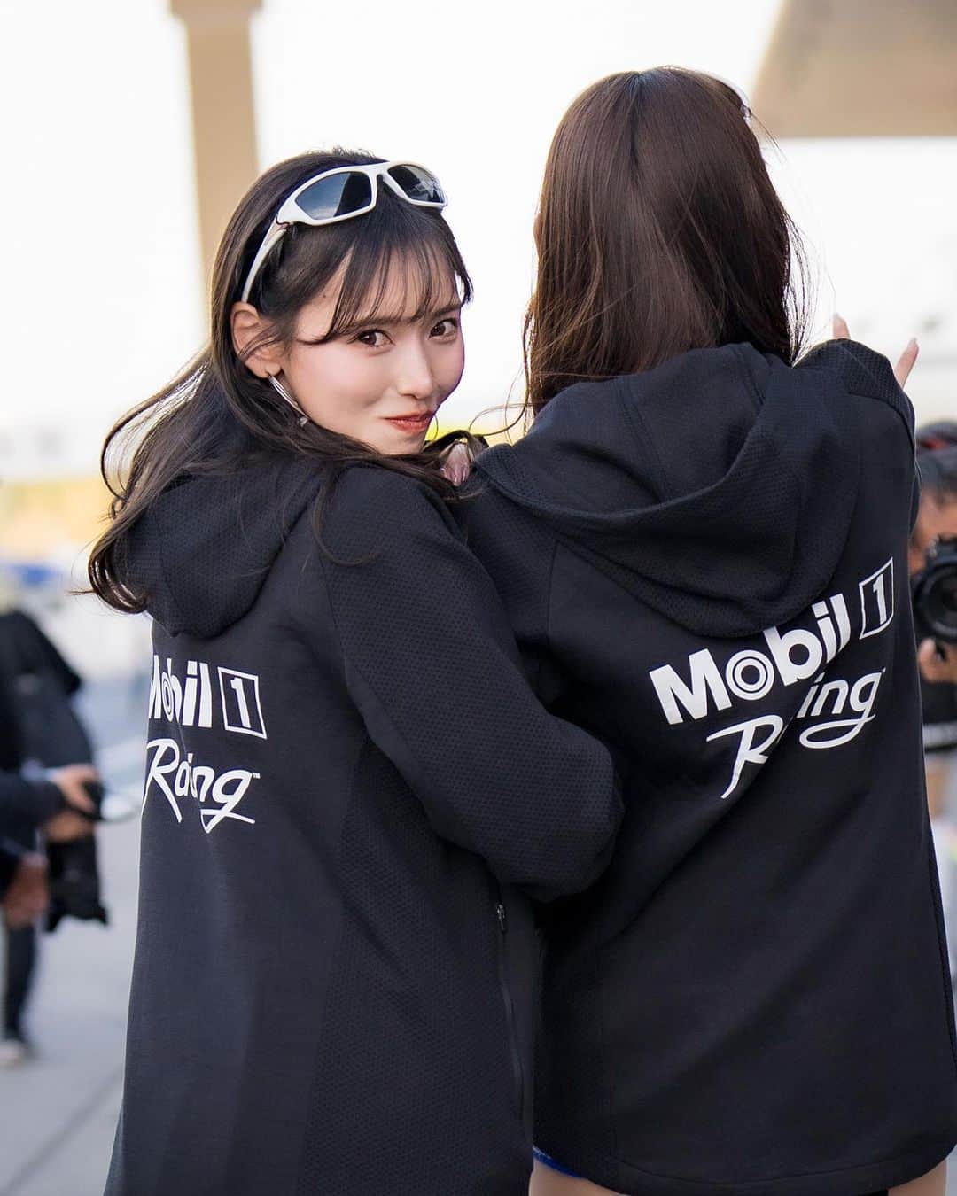 引地裕美のインスタグラム：「スーパーフォーミュラ第3戦 鈴鹿🏎️🎡  20号車は予選9番手から3位表彰台獲得🏆👏🏻✨  19号車は予選19番手から順調に追い上げていましたが、ラスト1周で残念ながらリタイアとなりました。  イベント広場にも行けるようになって ステージに、サイン会✍🏻 みんなとお散歩したり、サーキット満喫を出来てとっても楽しかった✨  写真が選べないので取り急ぎ最後の表彰台のお写真で😌🖤  みなさん応援ありがとうございました🫶🏻  #mobil1 #mobil1レーシングサポーターズ #teamimpul  #itochuenexteamimpul #superformula #sformula #スーパーフォーミュラ  #UMine #japanese #japanesegirl #일본 #costume #レースクイーン #rq #モータースポーツ #motorsports」