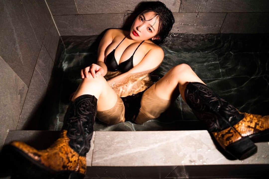 のインスタグラム：「🖤📷⛓  5/4  15:00〜17:00 ラフォーレ原宿に来店イベントいきます！！  @lhpwomen  @yuyatakahashi.monster  @weekly_sauna_boy   🤍🤍お知らせ🤍🤍  発売中📘 12枚目DVD『ぷるぷる天使』 4冊目写真集『生』 『グラドル名鑑2023』 『アサ芸Secret』 『むっちむち写真集』  発売予定🤍 4月26日【むっちむち写真集】デジタル版発売  出演📺 【風雲！たけし城】少し出演 Amazon prime video   4月27日【チャリロトよしもと】 BSよしもと 22:00〜23:40  4月28日【塩地美澄のふくろとじラジオ】  5月6日【WIN ticket特番】ABEMA  5月11日【チャリロトよしもと】 BSよしもと　22:00〜23:40  5月25日【チャリロトよしもと】 BSよしもと　22:00〜23:40  6月8日【チャリロトよしもと】 BSよしもと　22:00〜23:40  6月22日【チャリロトよしもと】 BSよしもと　22:00〜23:40  イベント🖤 【JIRI JIRI×天木じゅん】来店イベント 5月4日 15:00〜17:00 ラフォーレ原宿  映画🎞🎬 2023年秋頃公開 【夢叶えるサウナ】メインキャスト  【Regular posting🖤】 Jun Amaki EC site ＼ ｊｕn  ａｍａｋi OFFICIAL SITE ／ Original goods on sale.👗💕 From the highlight link :)🔖🧷  #天木じゅん #junamaki #天木纯 #グラビア #gravure #我是天木纯 #请叫我是天木纯小姐」